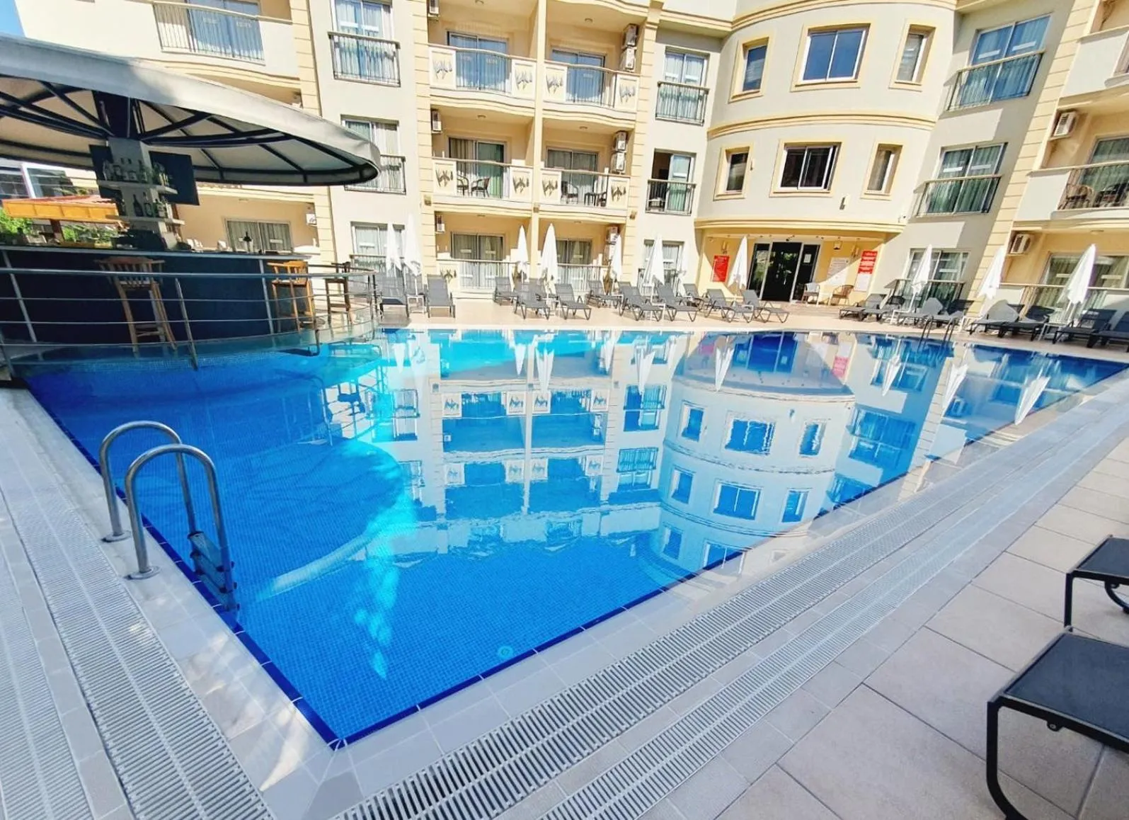 Swimming pool in Club Karakas Apart Otel