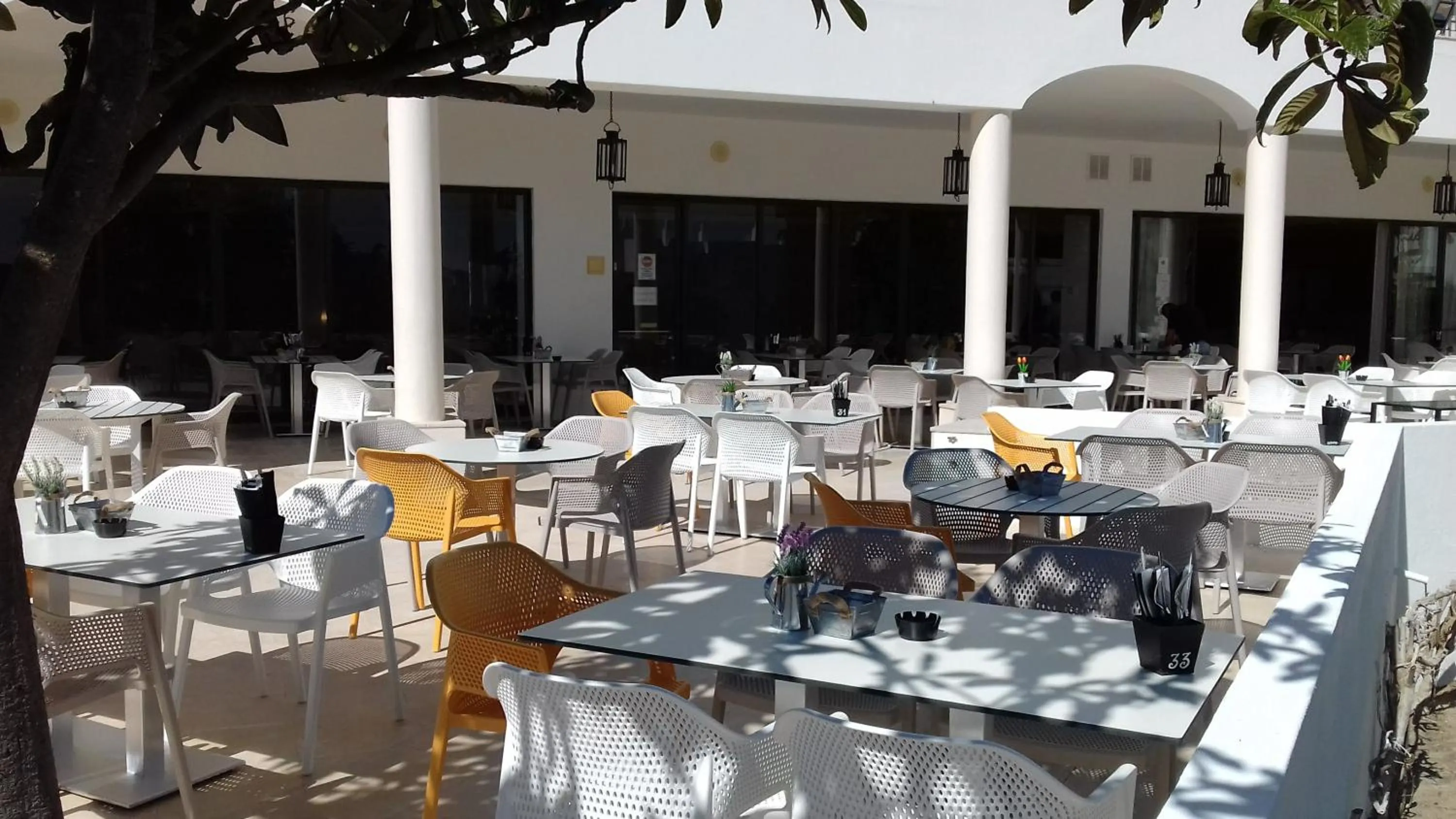 Restaurant/places to eat in Vila Petra