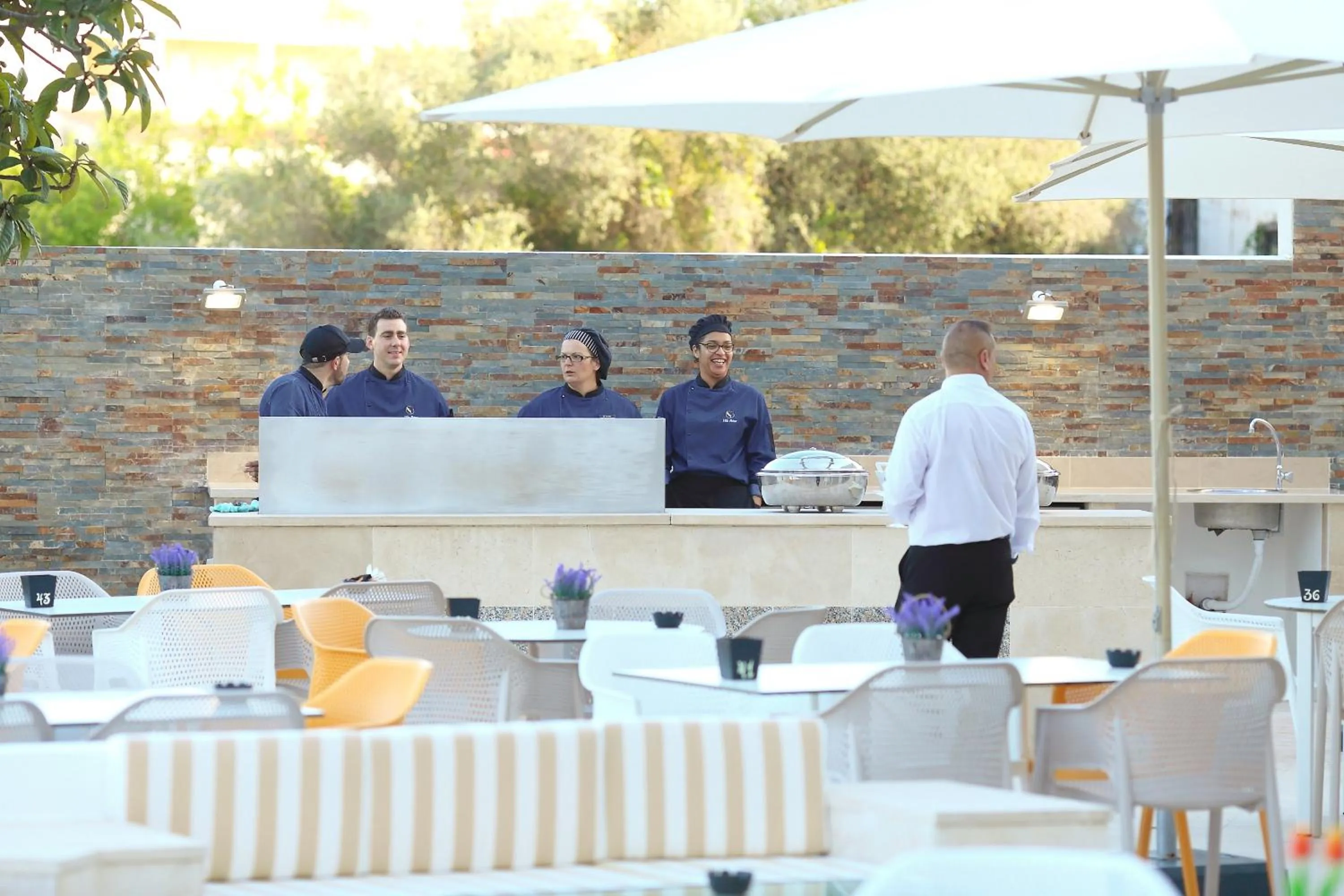 Restaurant/places to eat in Vila Petra