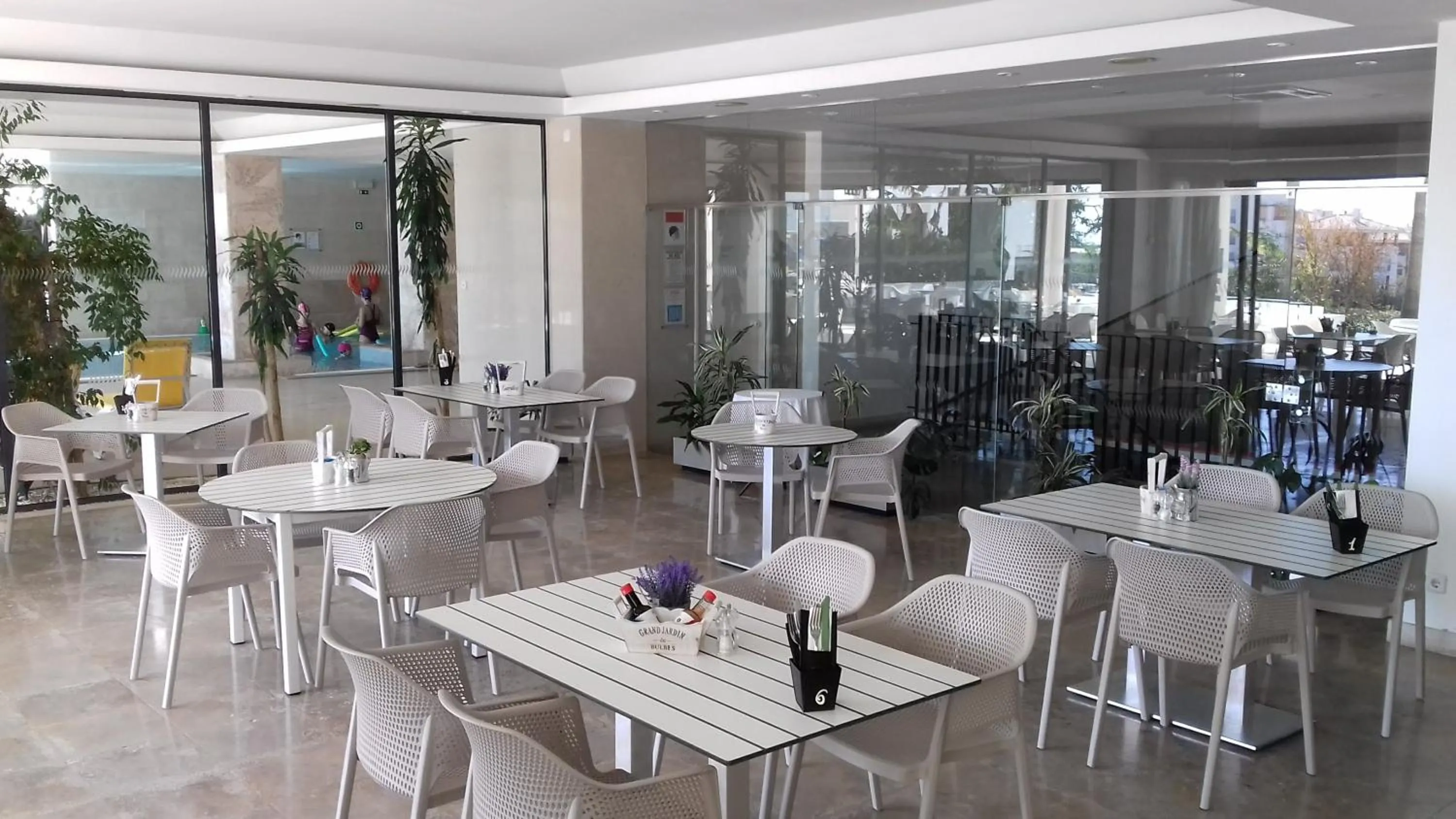 Restaurant/places to eat in Vila Petra