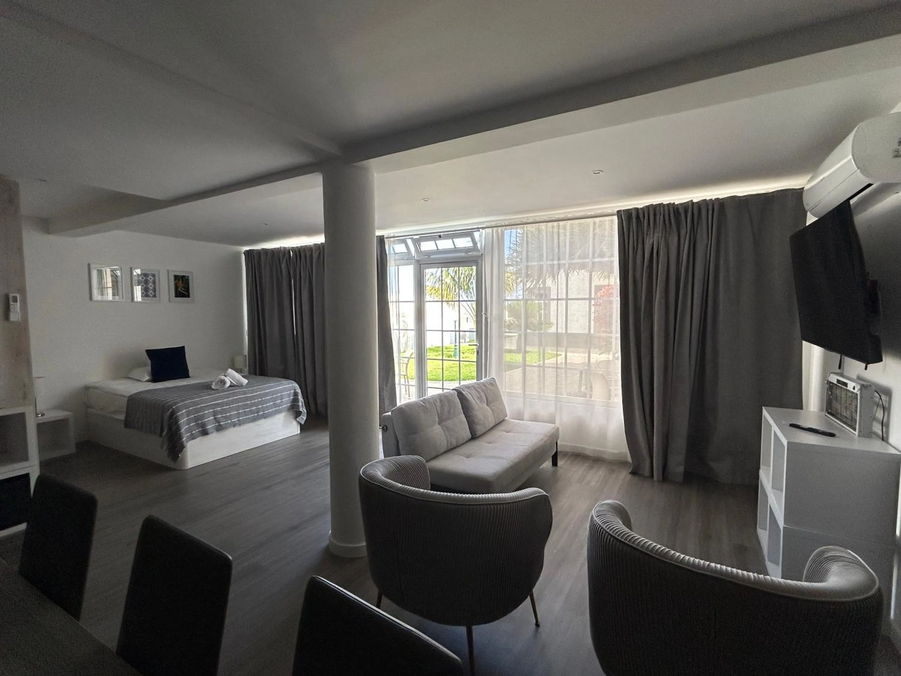 Communal lounge/ TV room, Bed in Valhalla Panorama