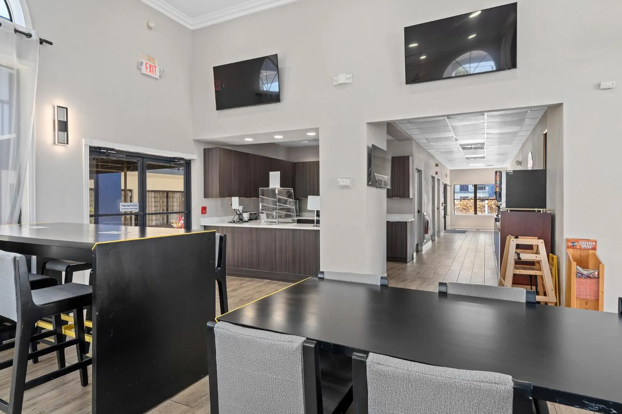 Communal lounge/ TV room in Baymont by Wyndham Orlando East