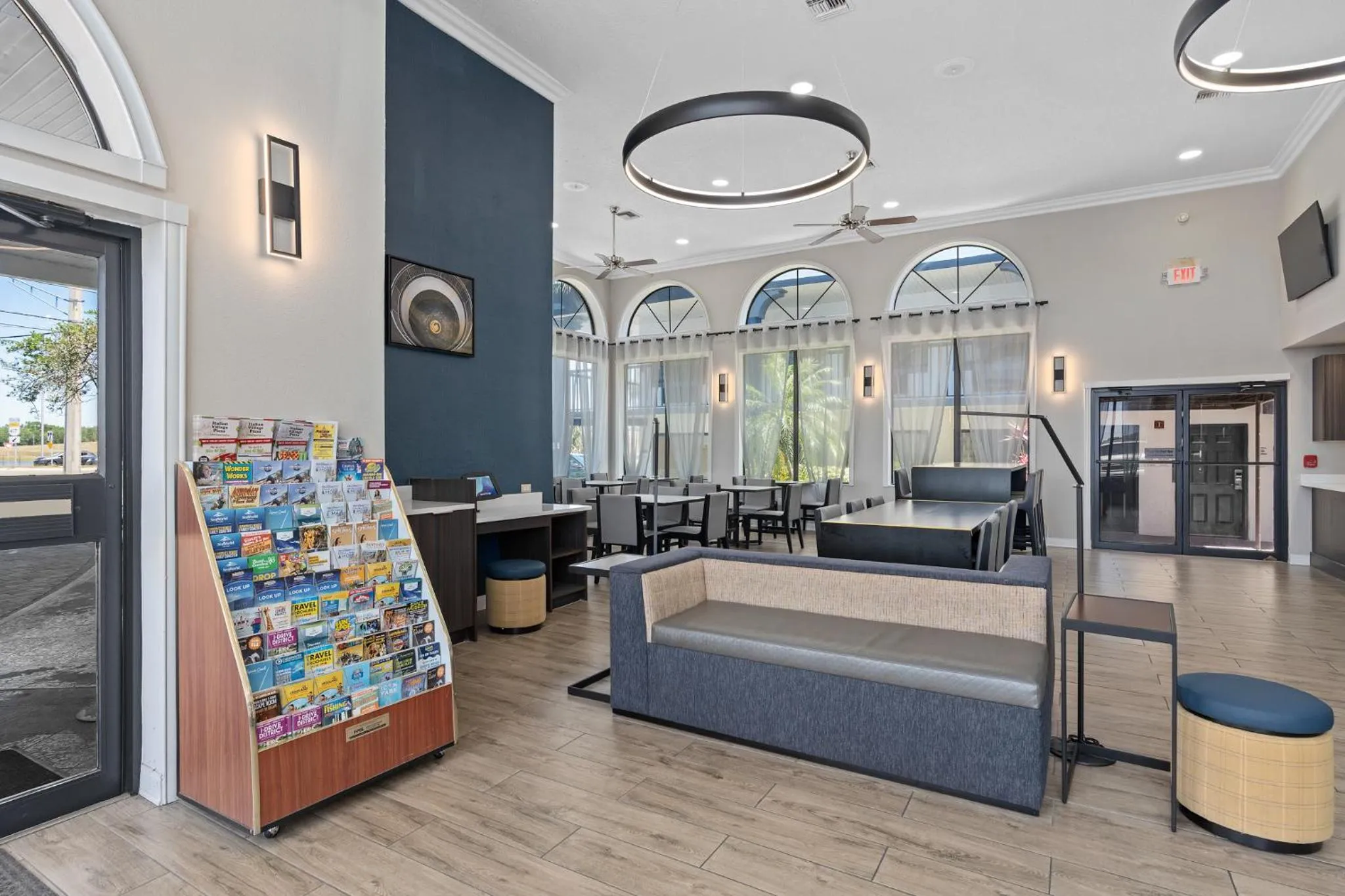 Communal lounge/ TV room in Baymont by Wyndham Orlando East