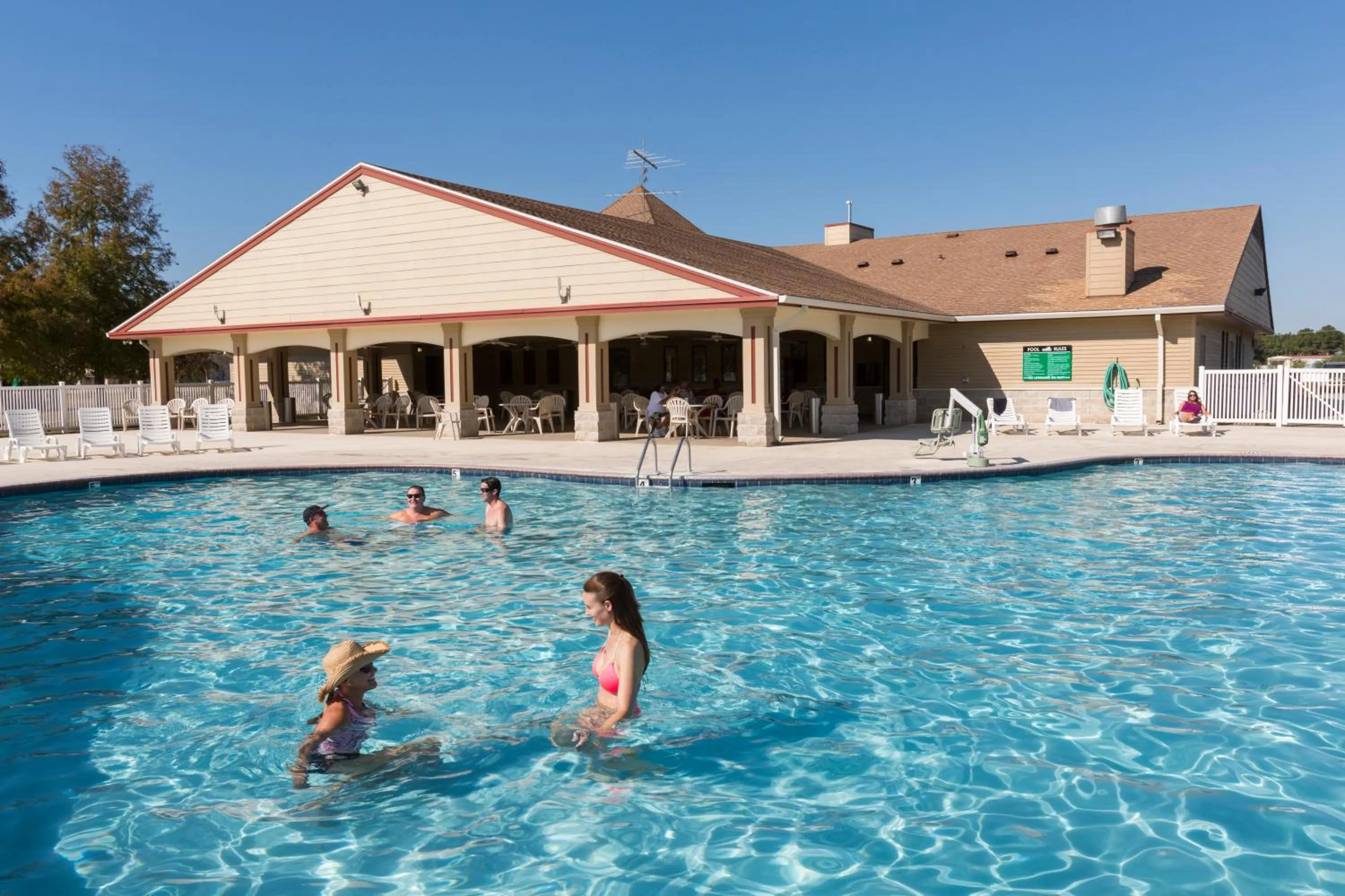 Swimming pool in Red Shoes RV Park and Chalets
