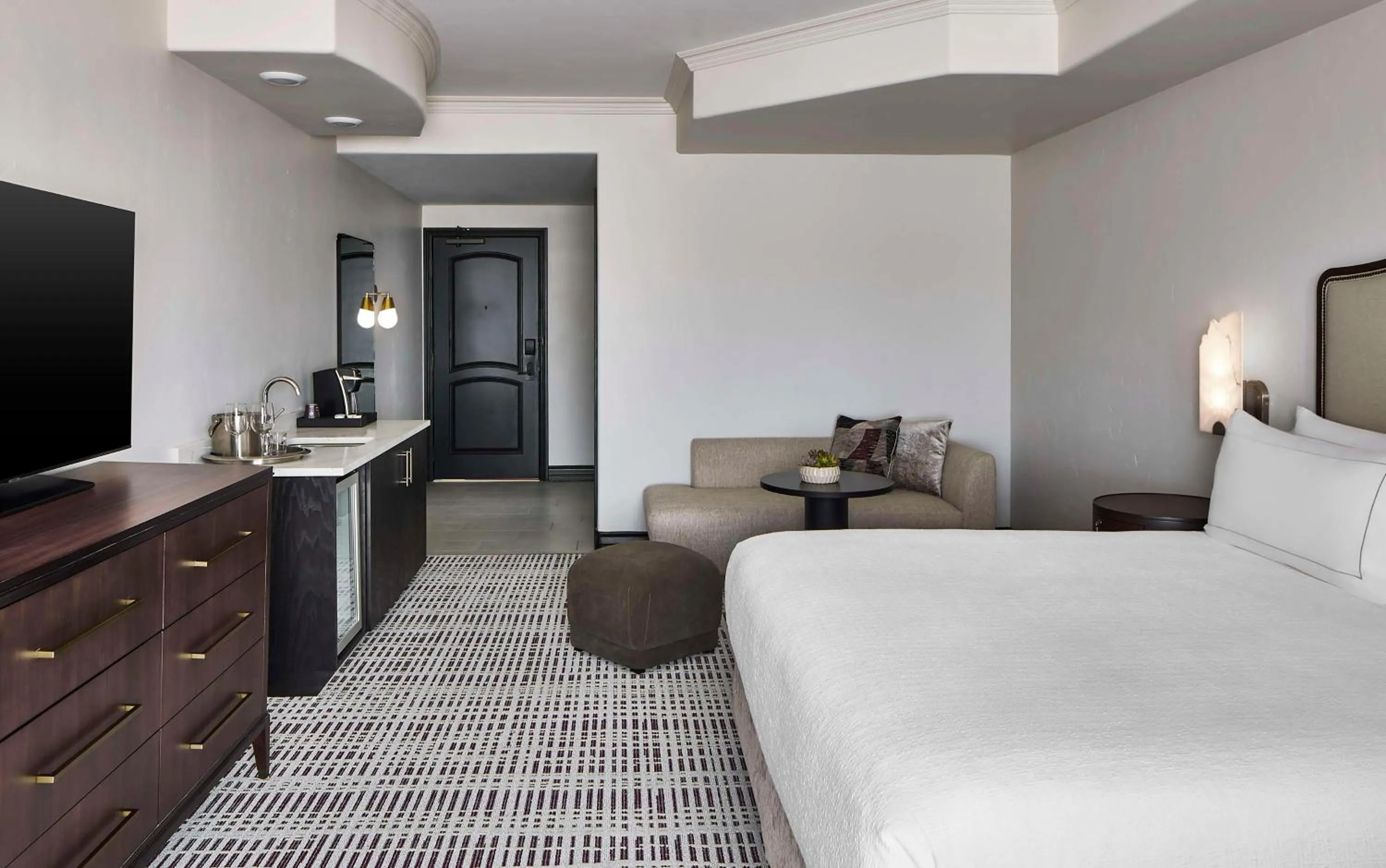 Living room, Bed in Bellasera Hotel & Suites Paso Robles, Tapestry by Hilton