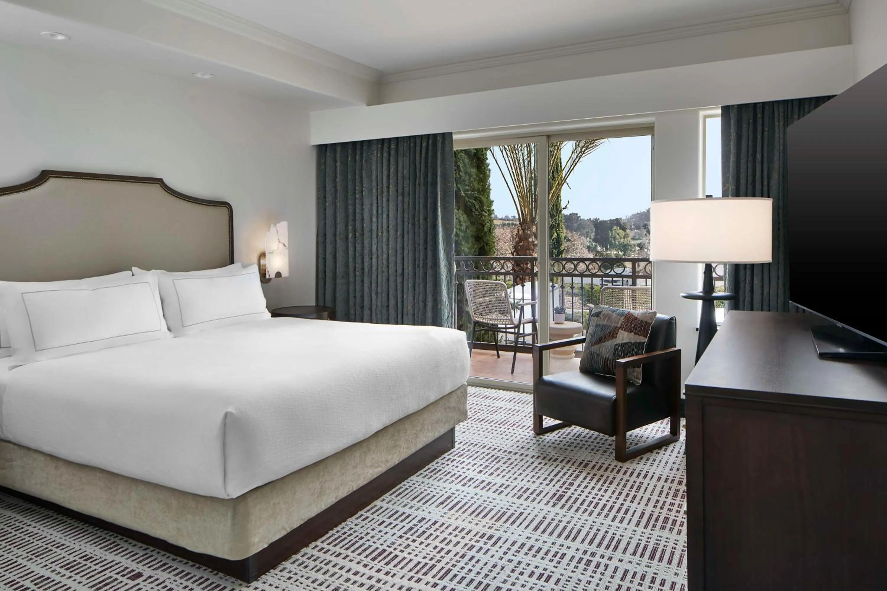 Bed in Bellasera Hotel & Suites Paso Robles, Tapestry by Hilton