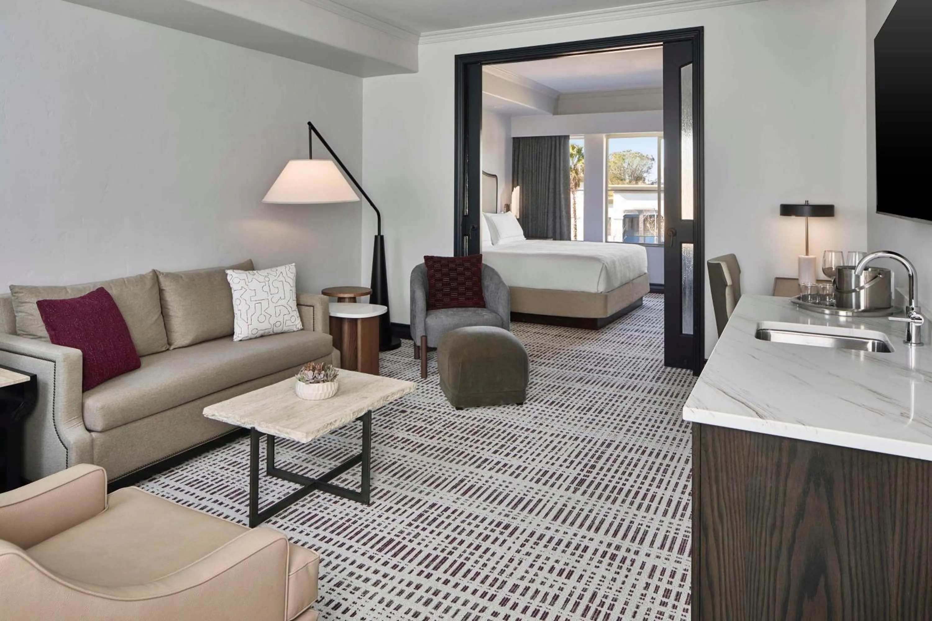 Living room, Bed in Bellasera Hotel & Suites Paso Robles, Tapestry by Hilton