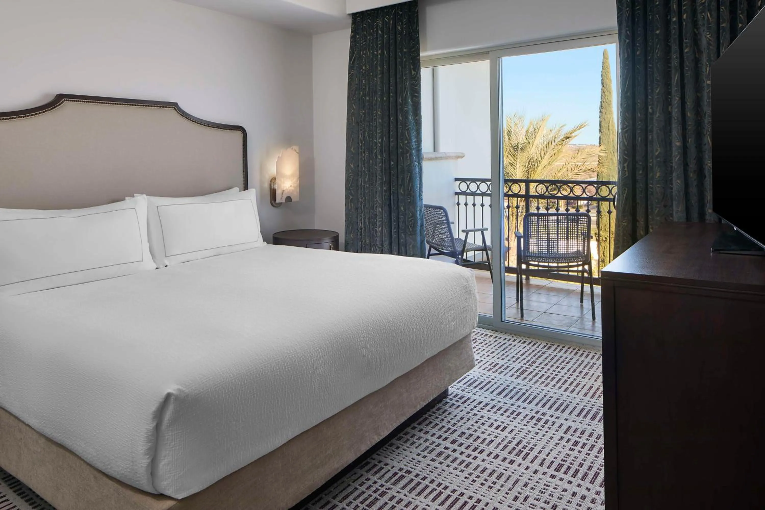 Bed in Bellasera Hotel & Suites Paso Robles, Tapestry by Hilton