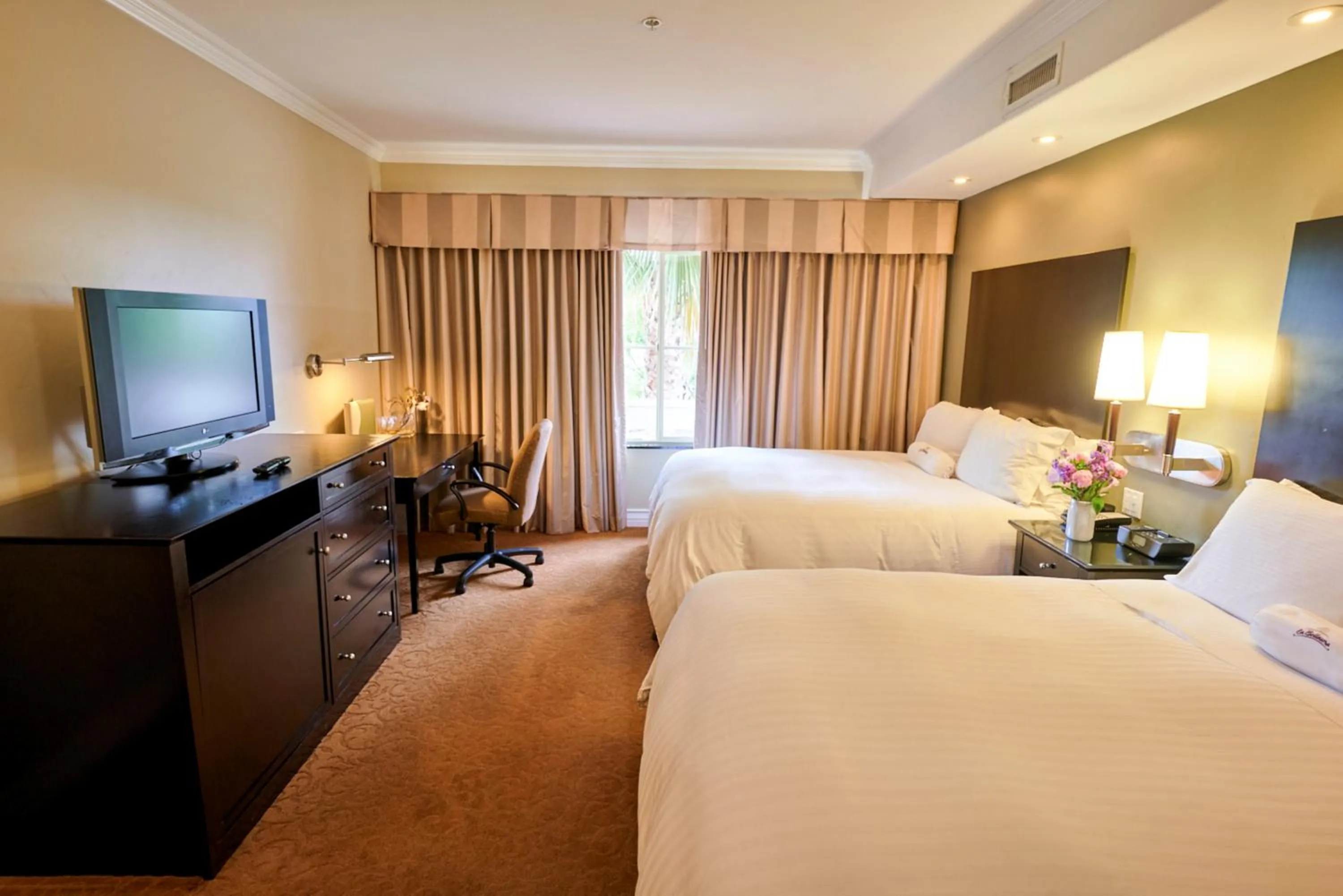 Queen Room in Bellasera Hotel & Suites Paso Robles, Tapestry by Hilton