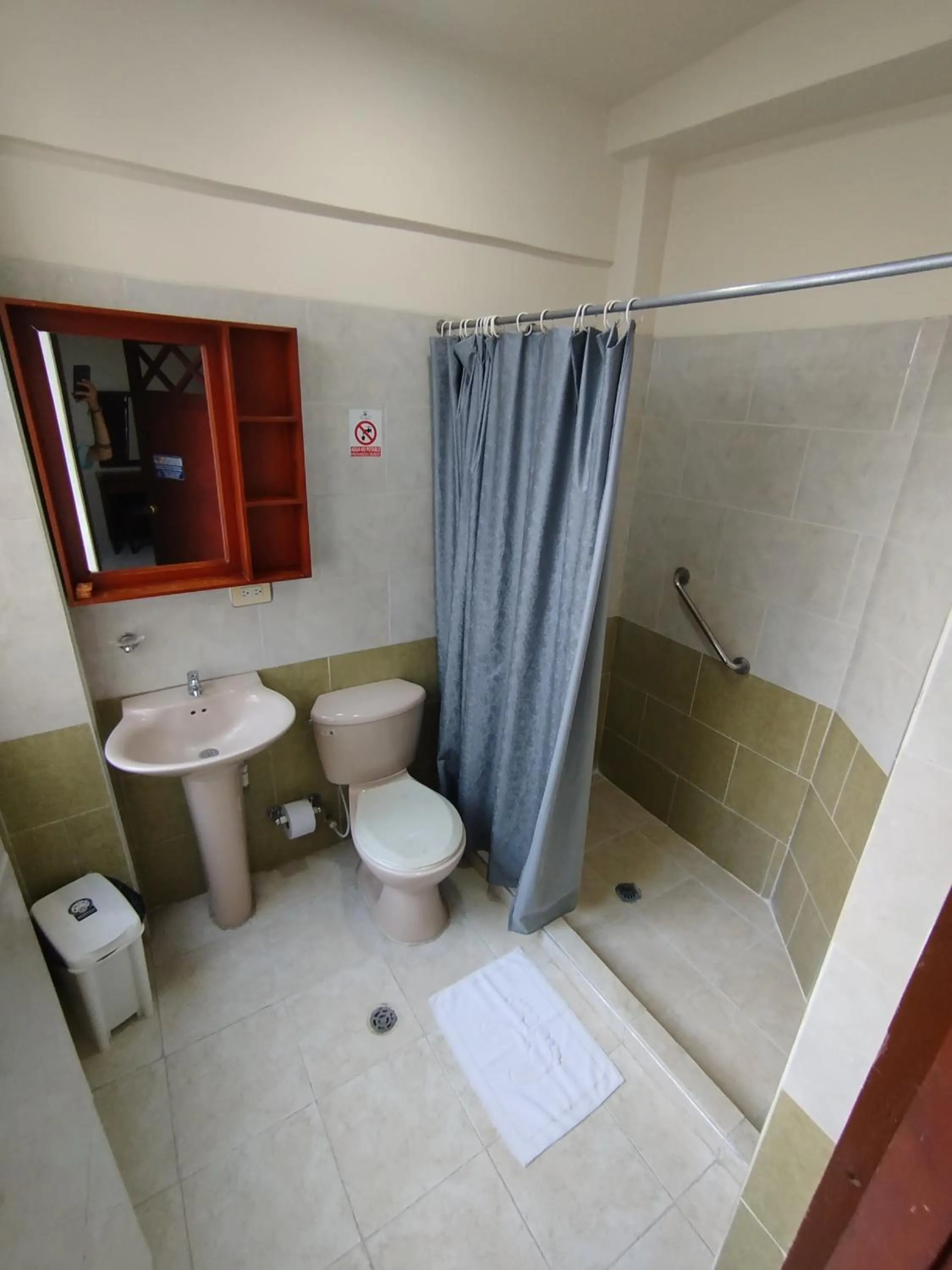 Shower in Hotel El Andino