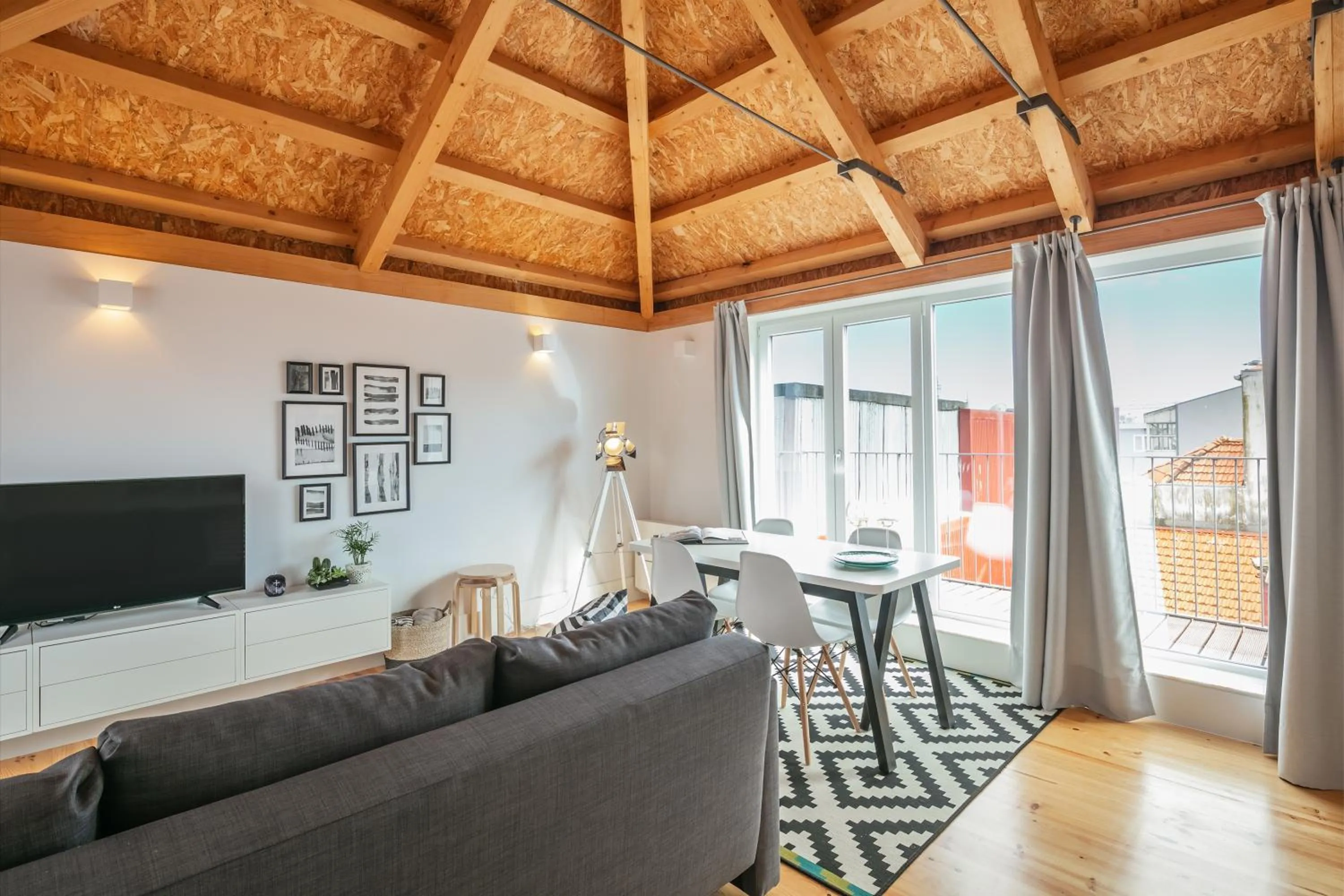 TV and multimedia in Indulge Porto Flats