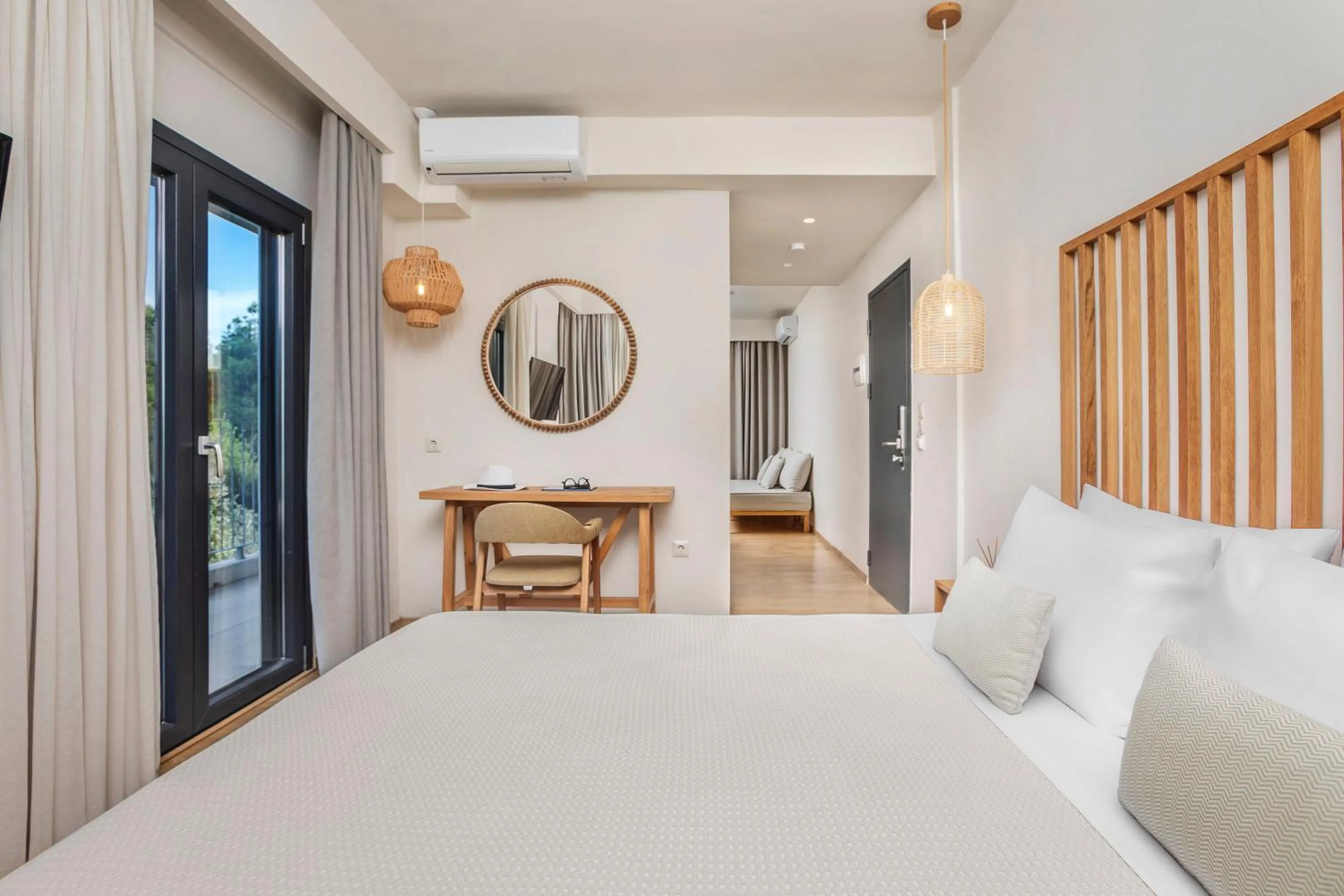 Photo of the whole room, Bed in Elies 33 Bio Retreat