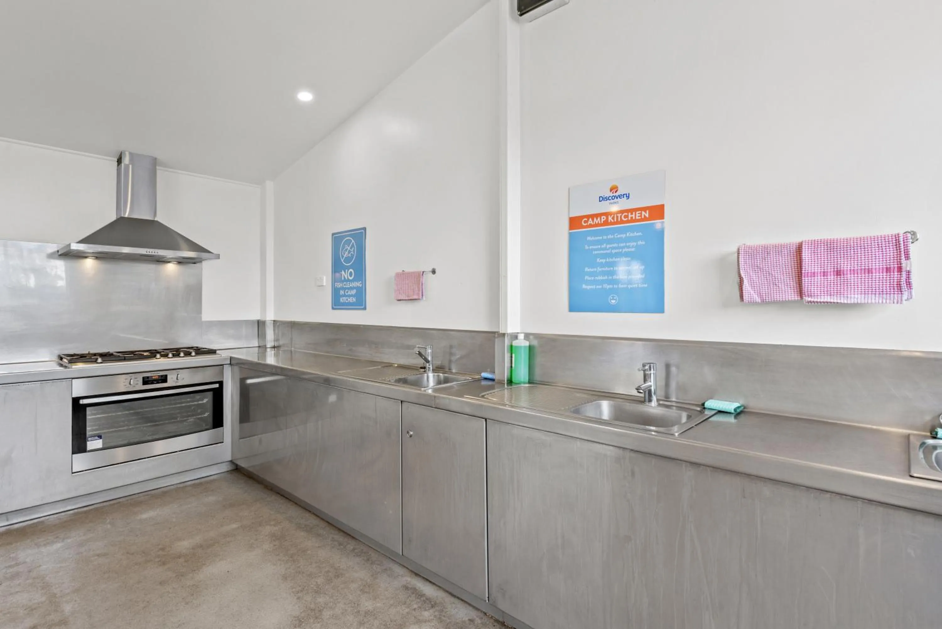 Communal kitchen in Discovery Parks - Robe