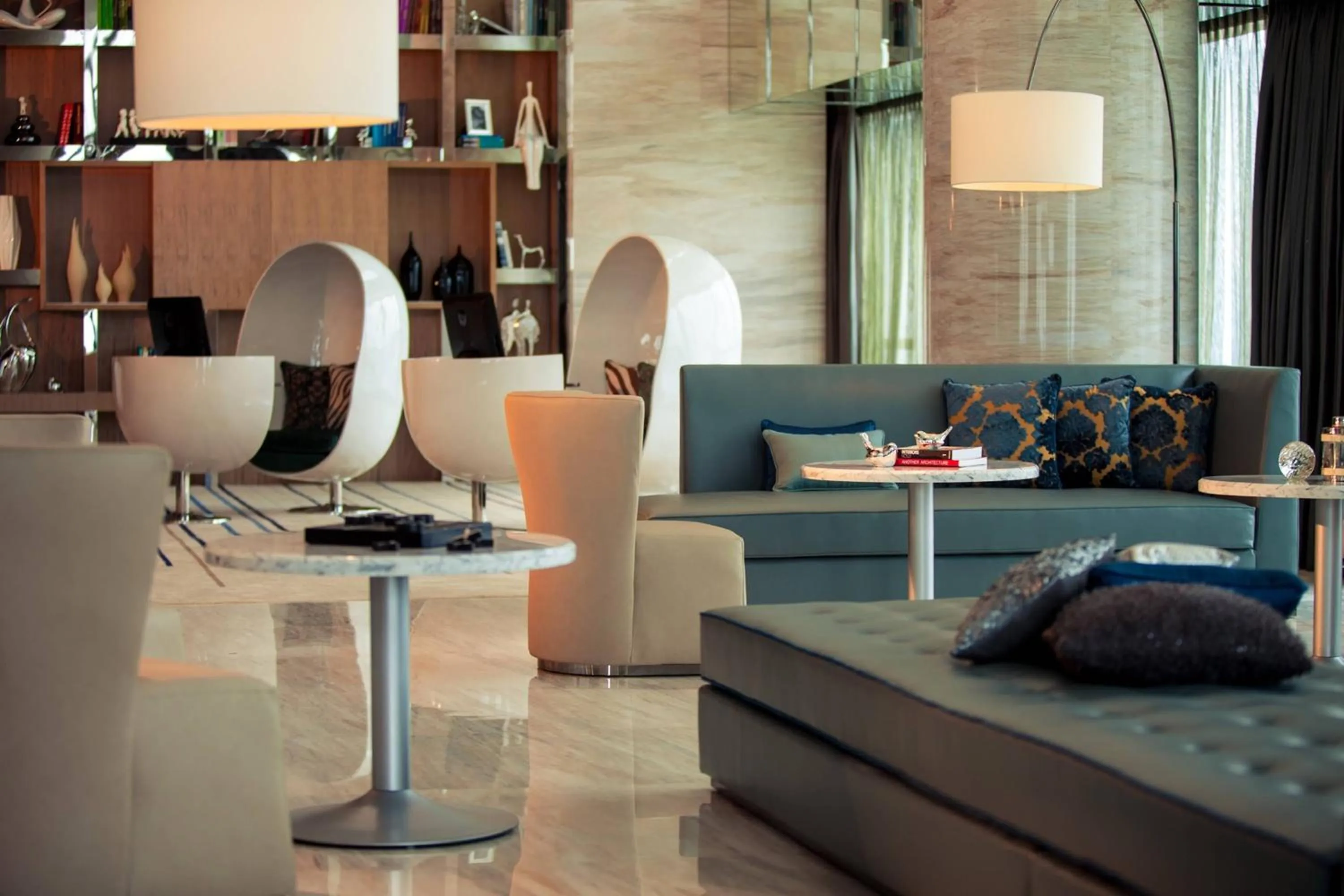 Lounge or bar in Renaissance Huizhou Hotel