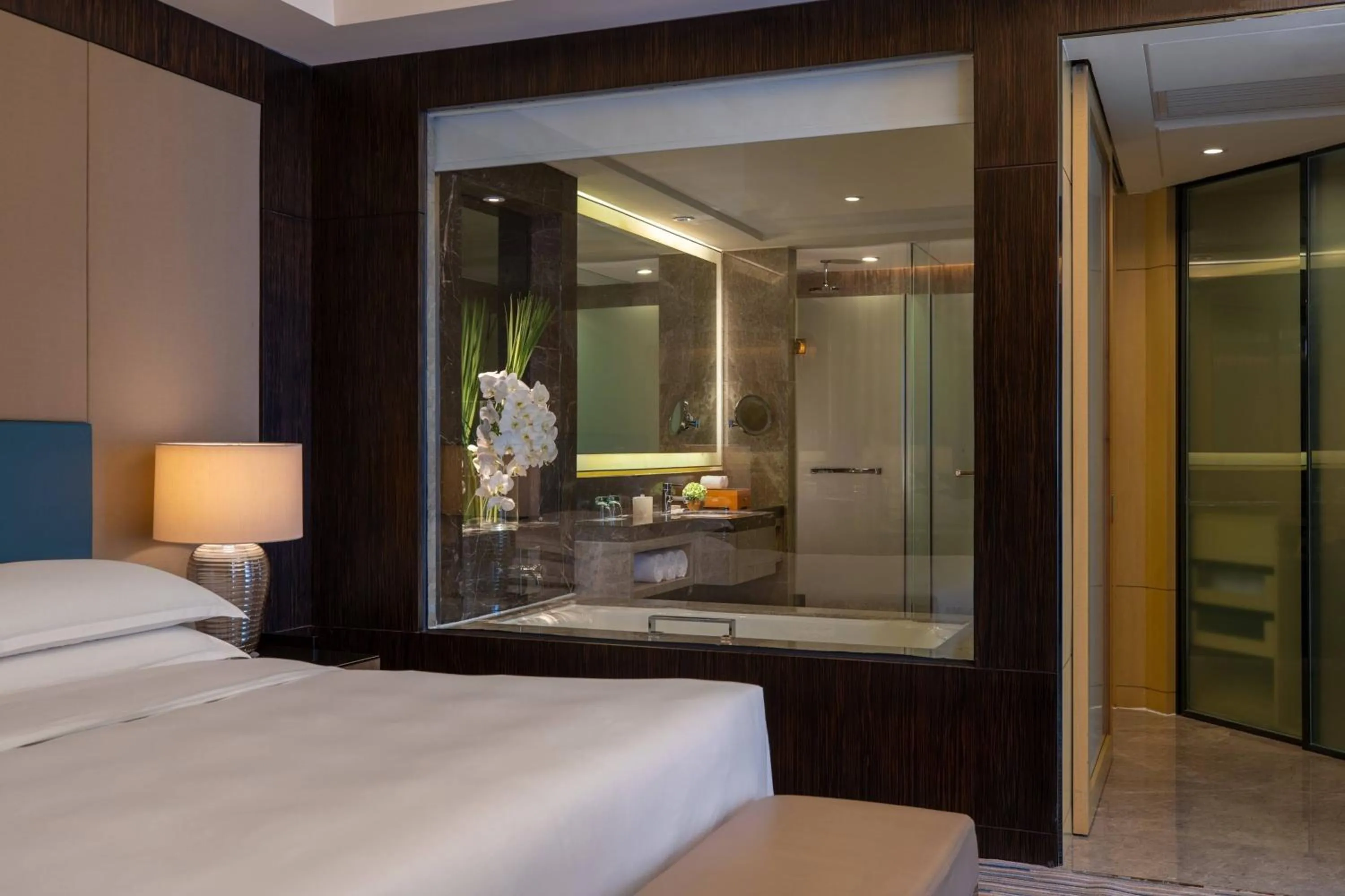 Bathroom, Bed in Renaissance Huizhou Hotel