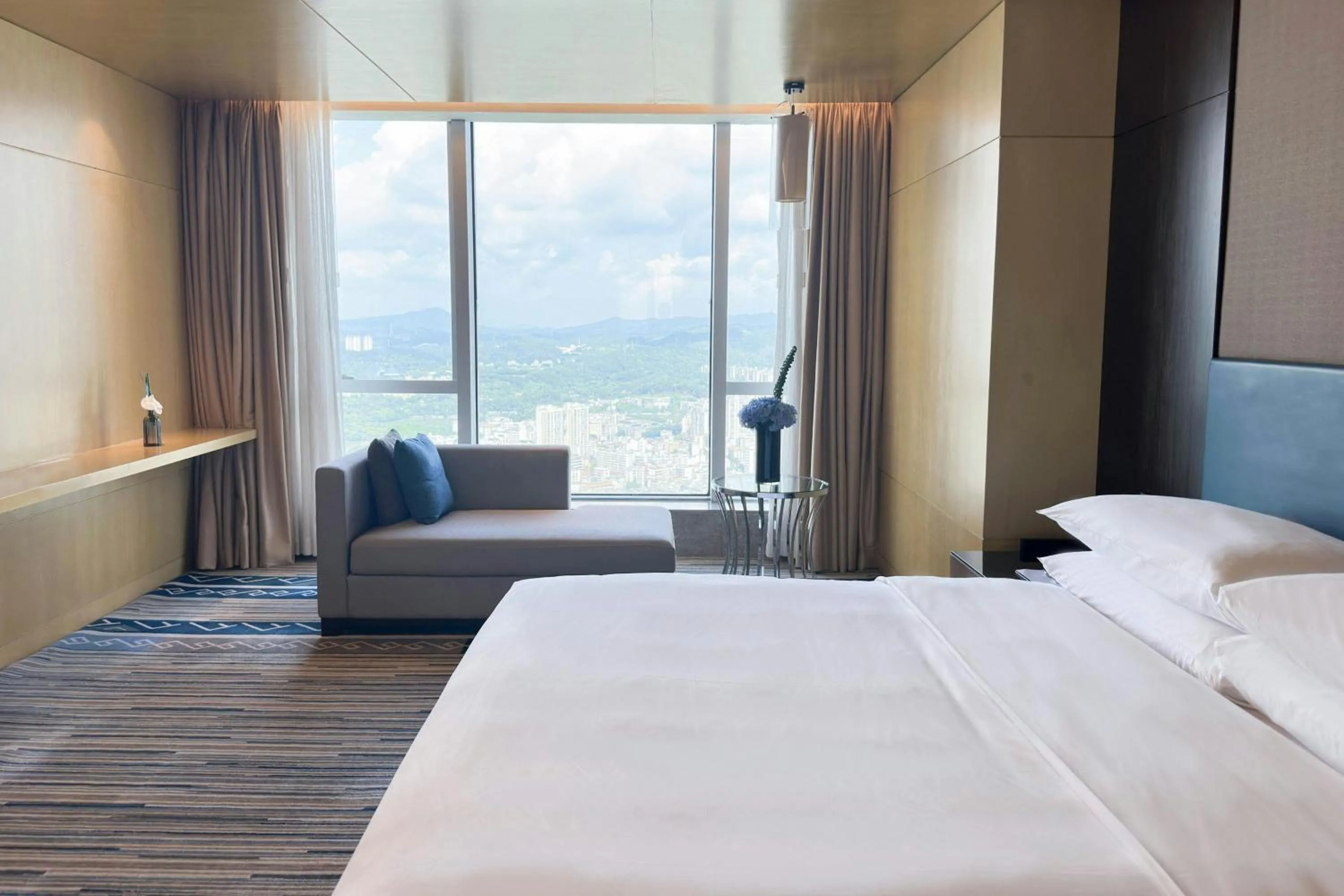 Photo of the whole room, Bed in Renaissance Huizhou Hotel