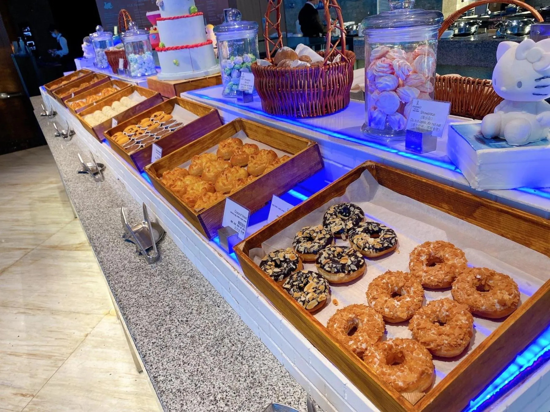 Buffet breakfast in Renaissance Huizhou Hotel