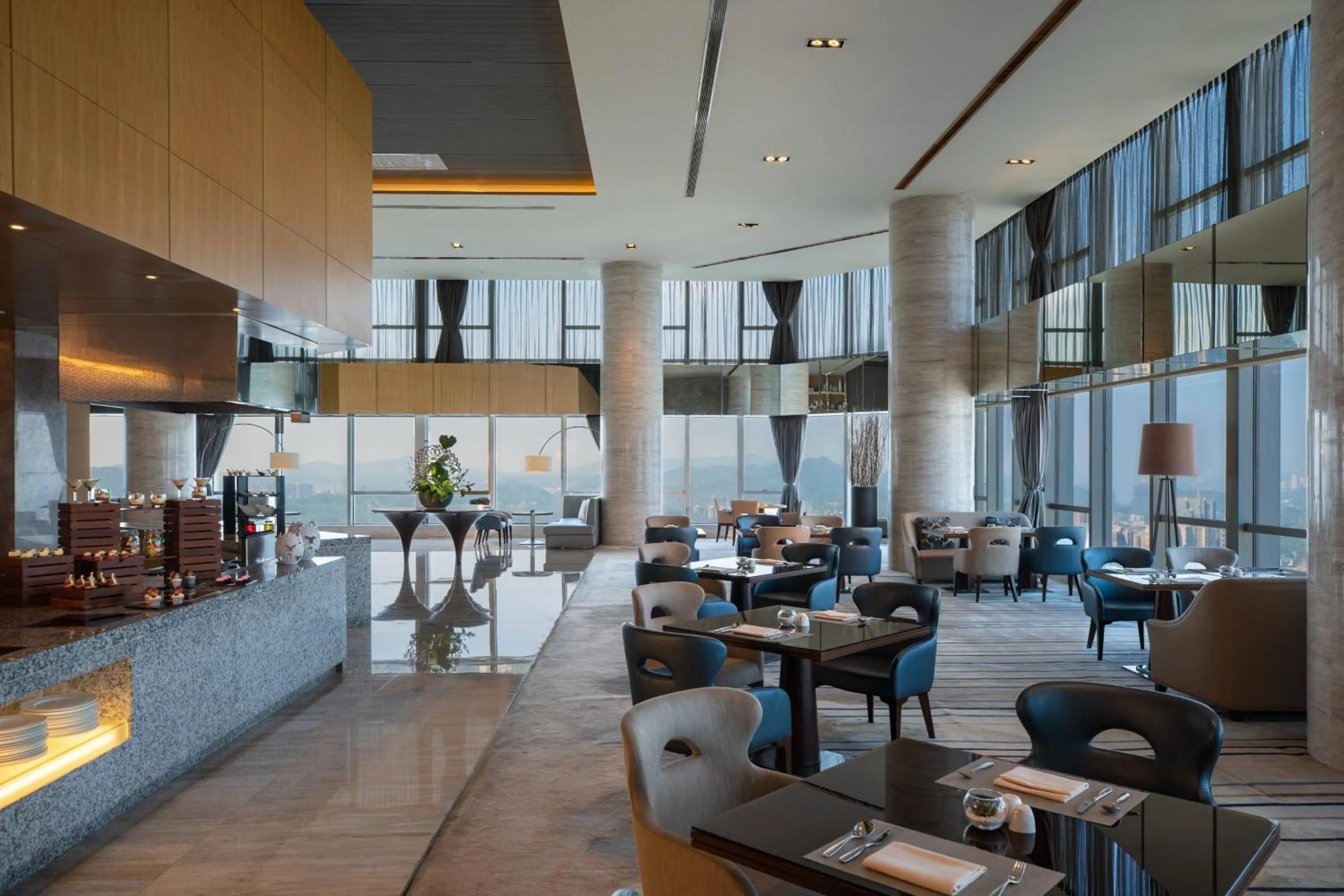 Lounge or bar in Renaissance Huizhou Hotel