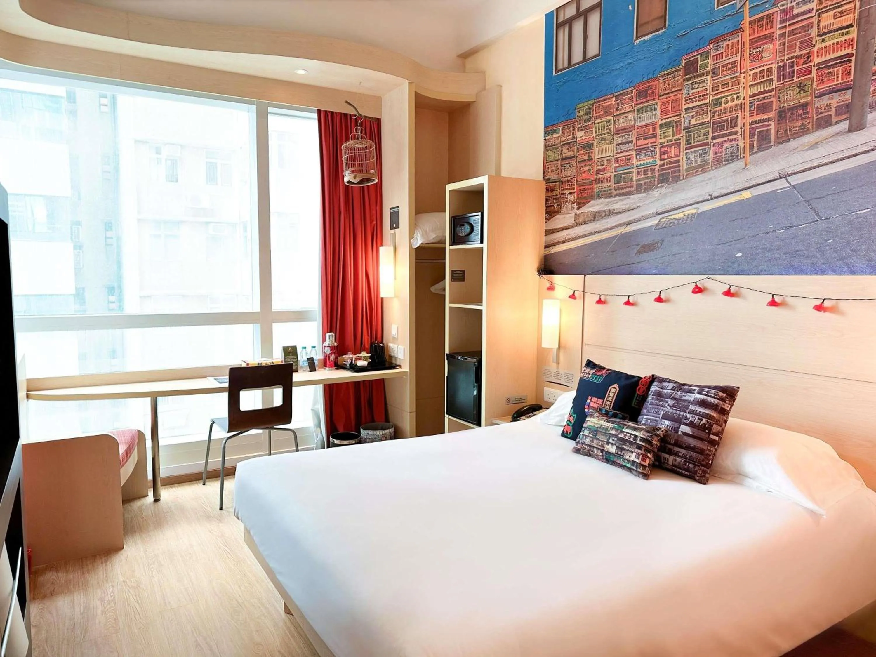 Bedroom, Bed in Ibis Hong Kong Central & Sheung Wan