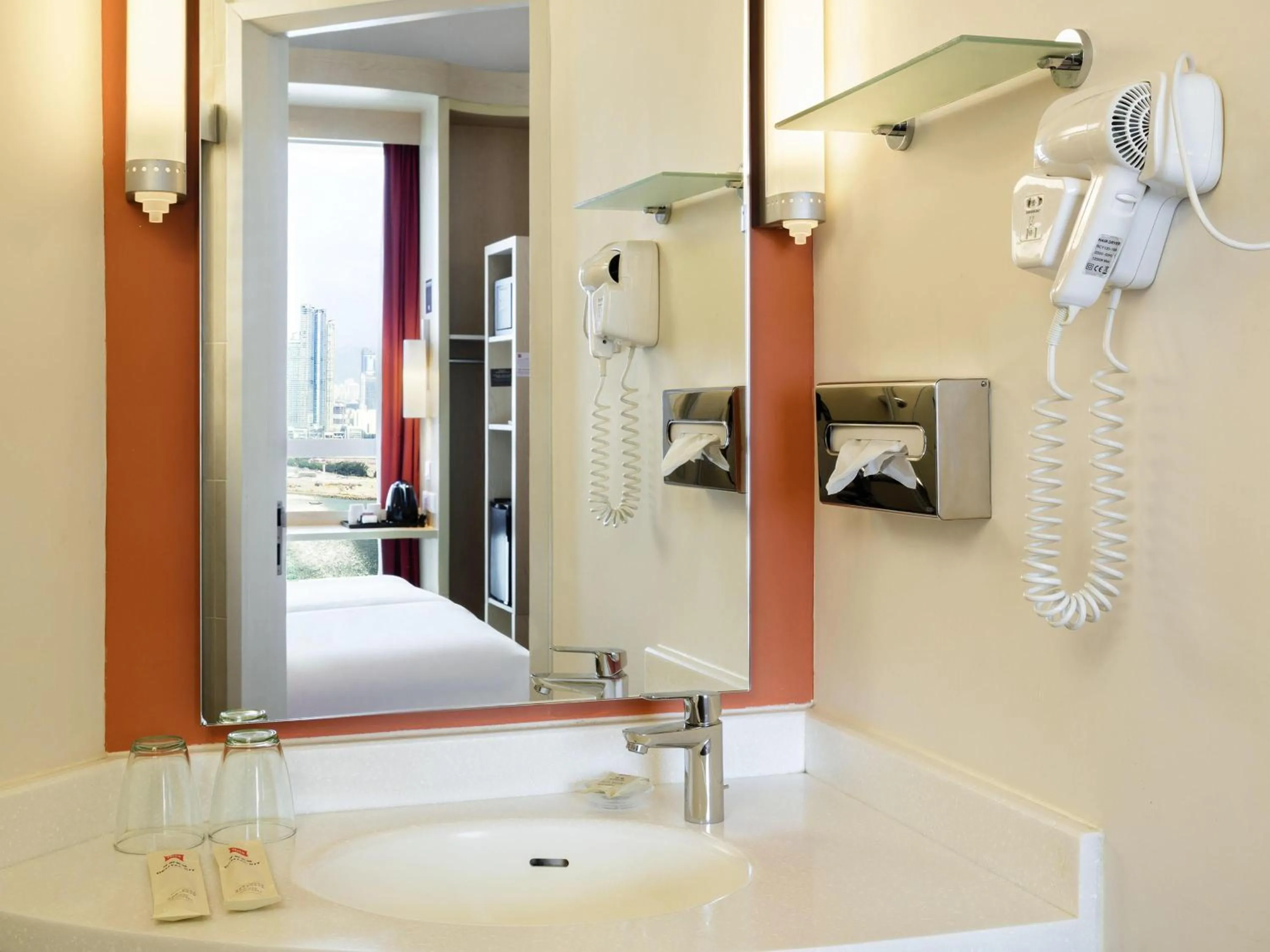 Standard Twin Room with Harbor View in Ibis Hong Kong Central & Sheung Wan