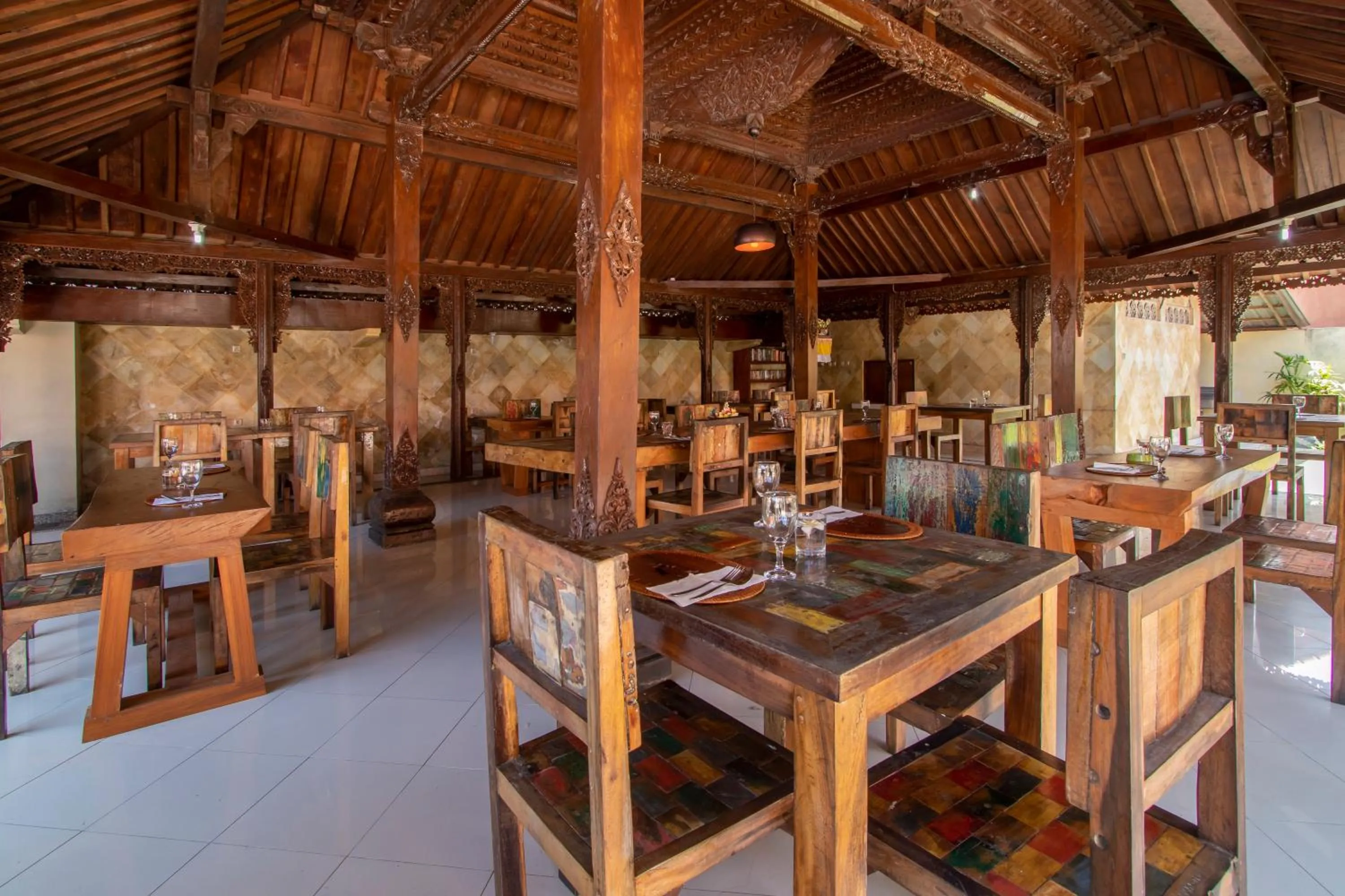 Restaurant/places to eat in Suriwathi Hotel Legian