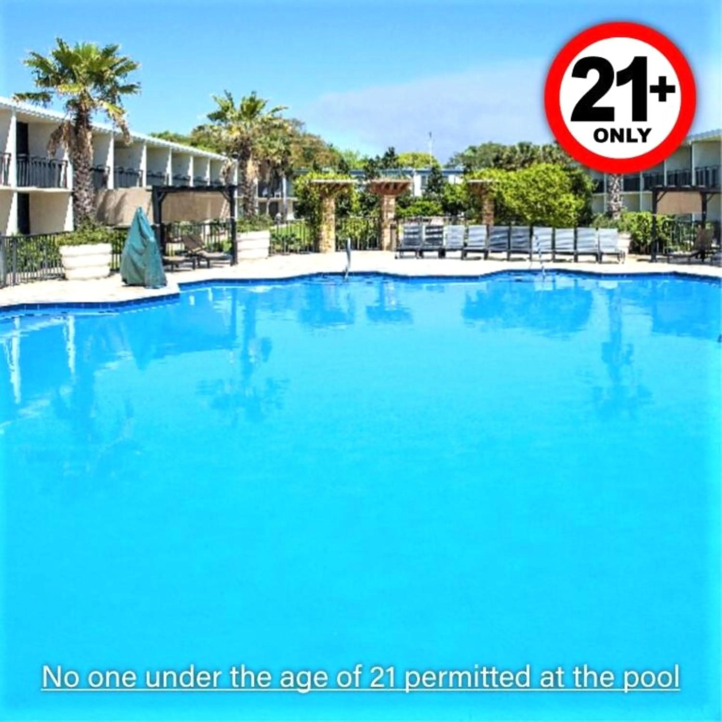 Swimming pool in Royal Holiday Beach Resort