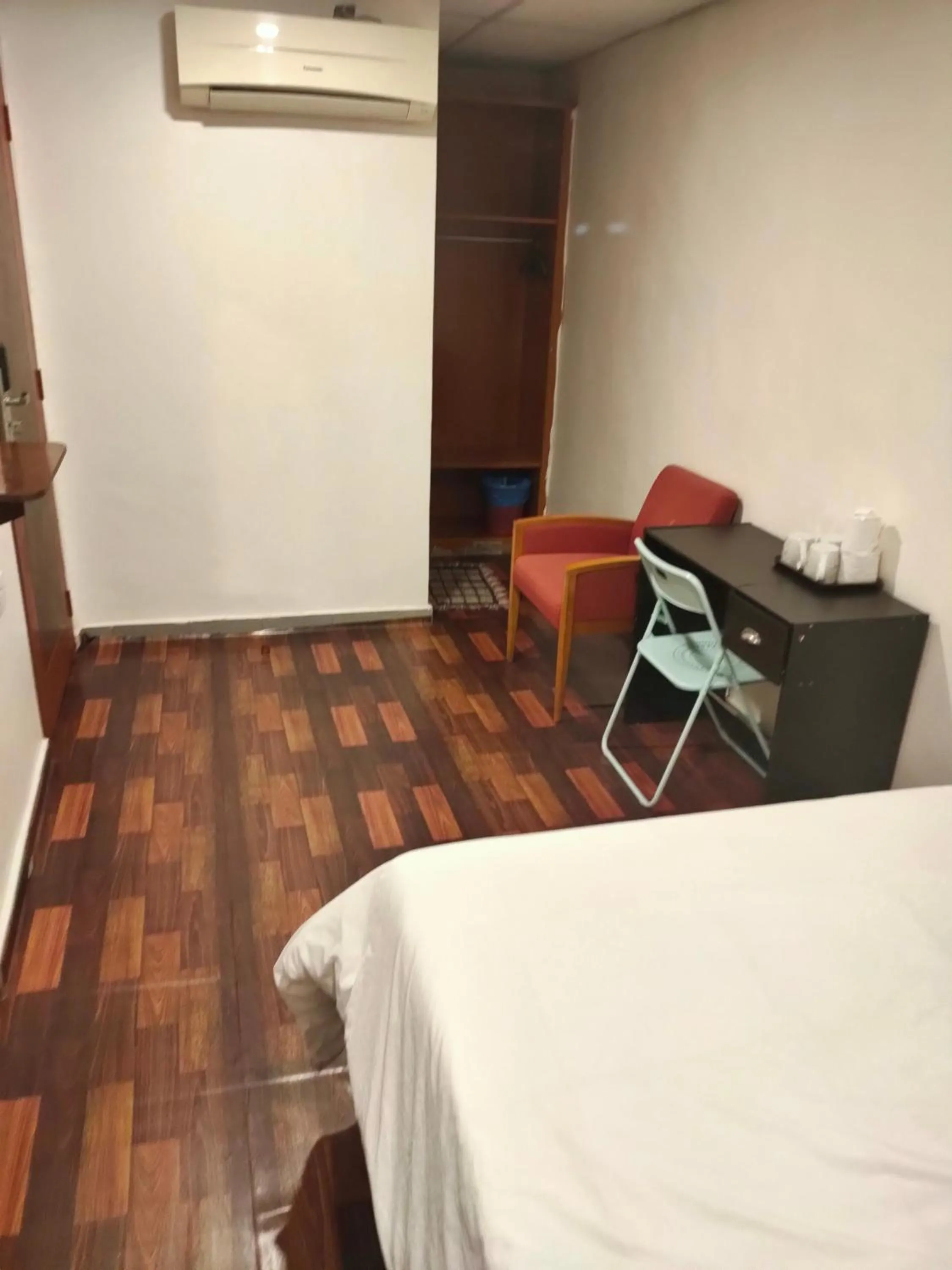 Bedroom, TV/Entertainment Center in Mz Hotel