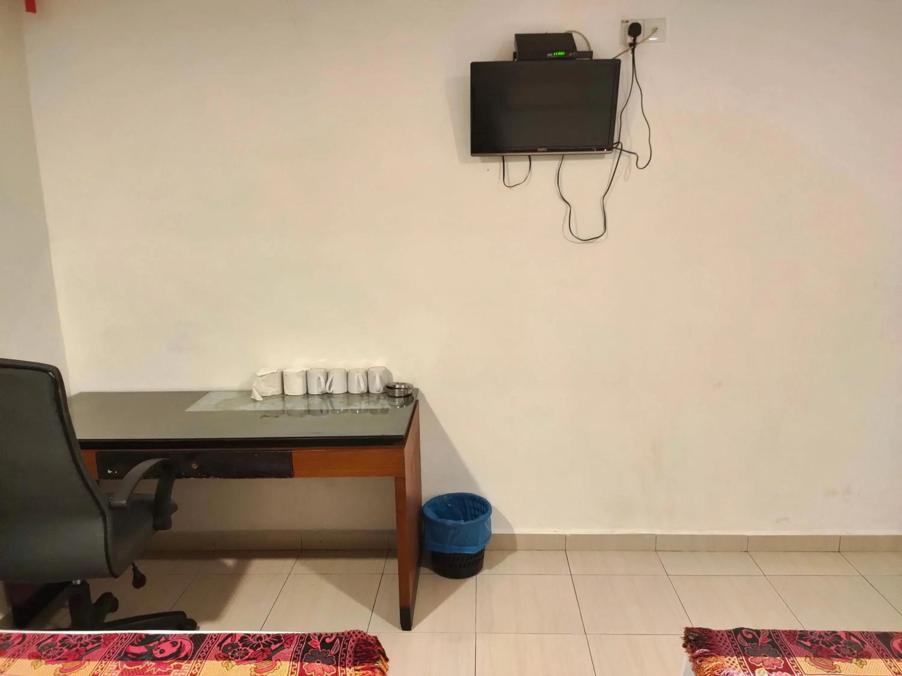 Bedroom, TV/Entertainment Center in Mz Hotel