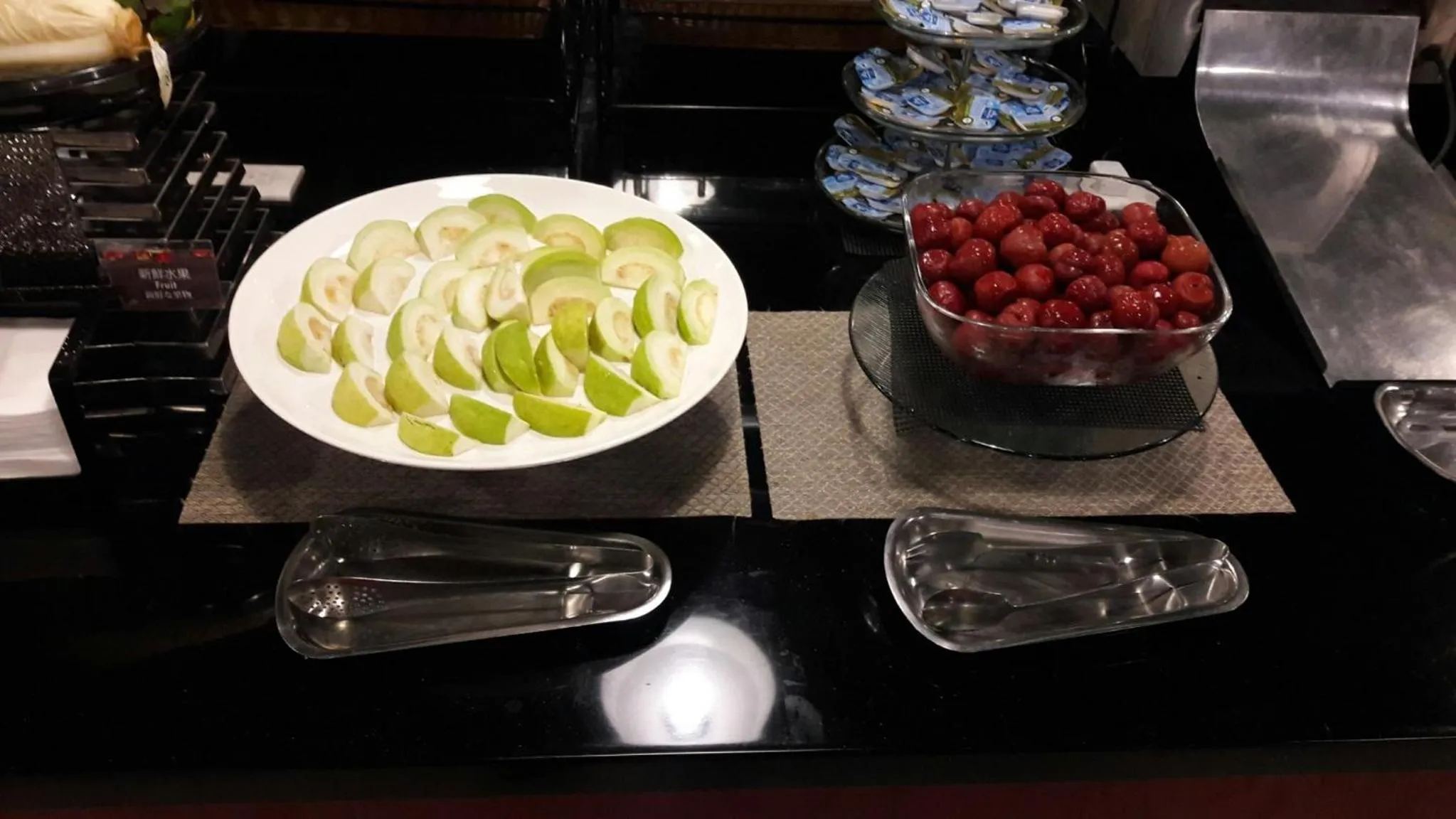 Buffet breakfast in Dengfeng Milan Business Hotel