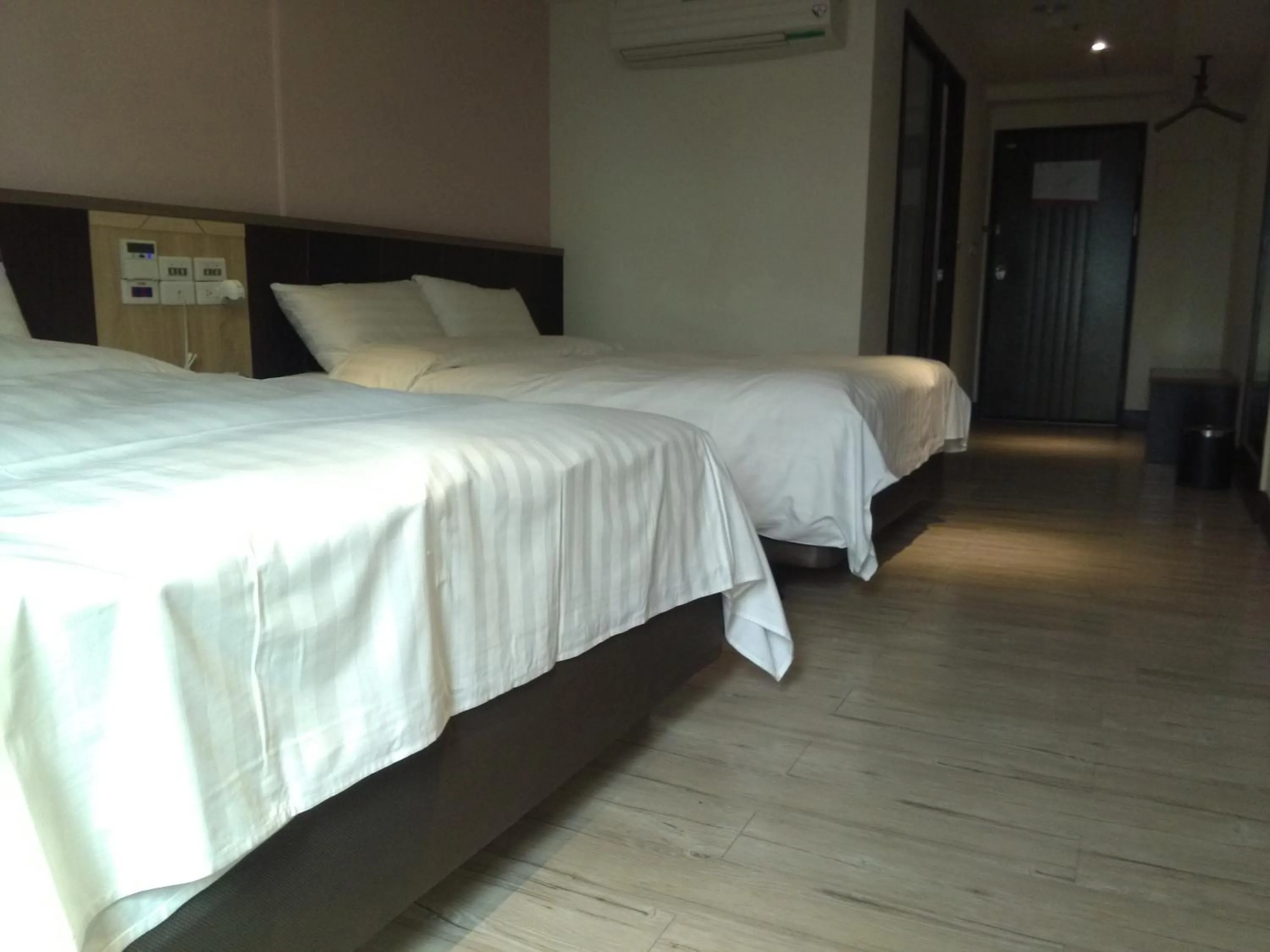 Bed in Dengfeng Milan Business Hotel