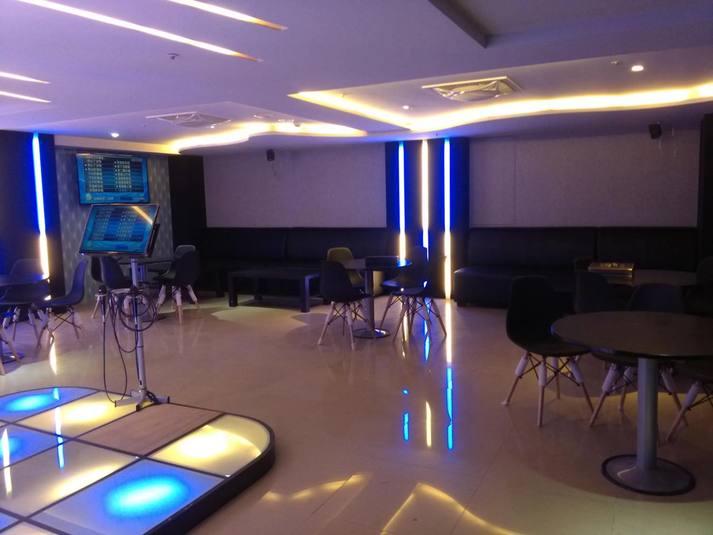 Dengfeng Milan Business Hotel