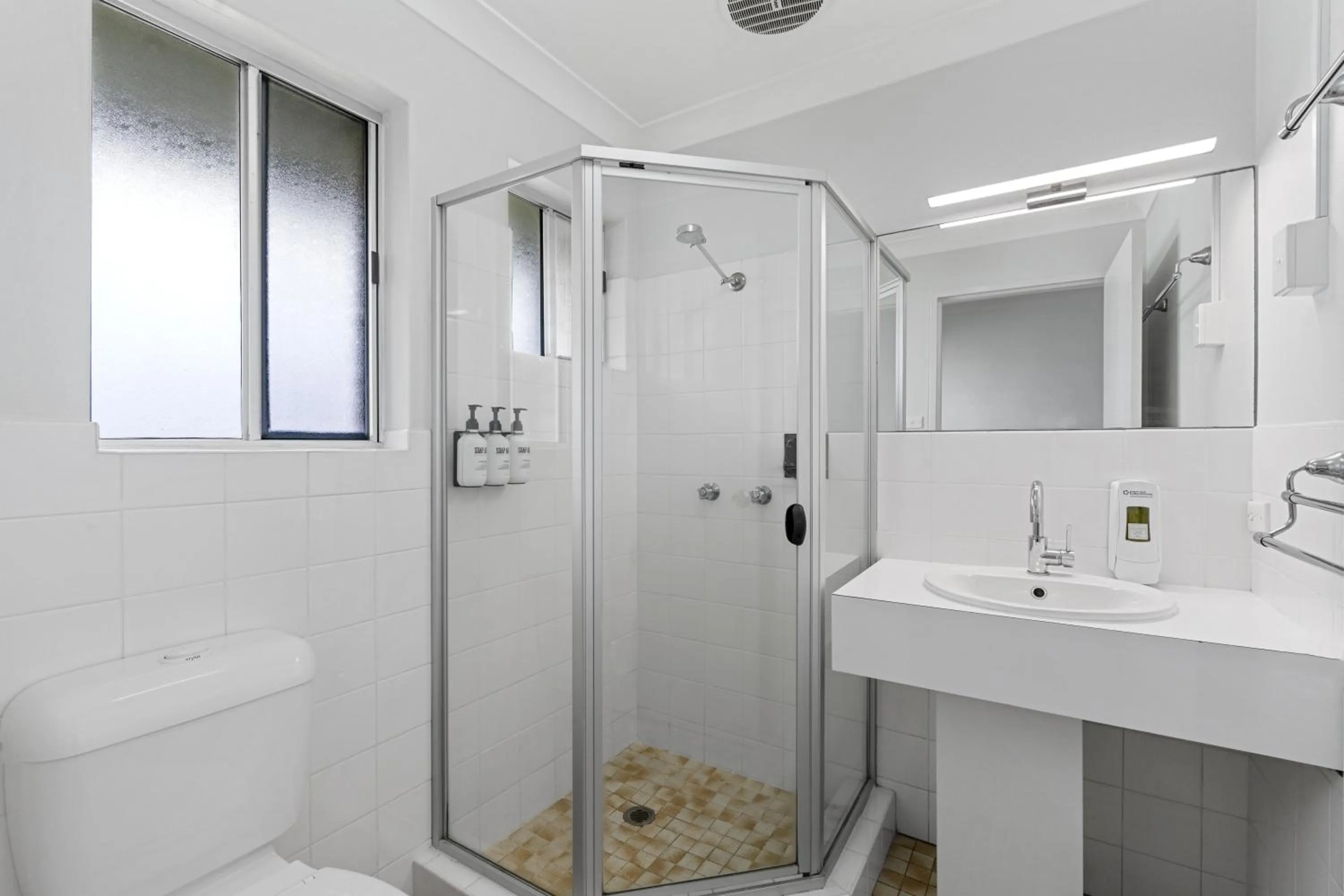 Bathroom in Econo Lodge Chaparral Motel Ballina