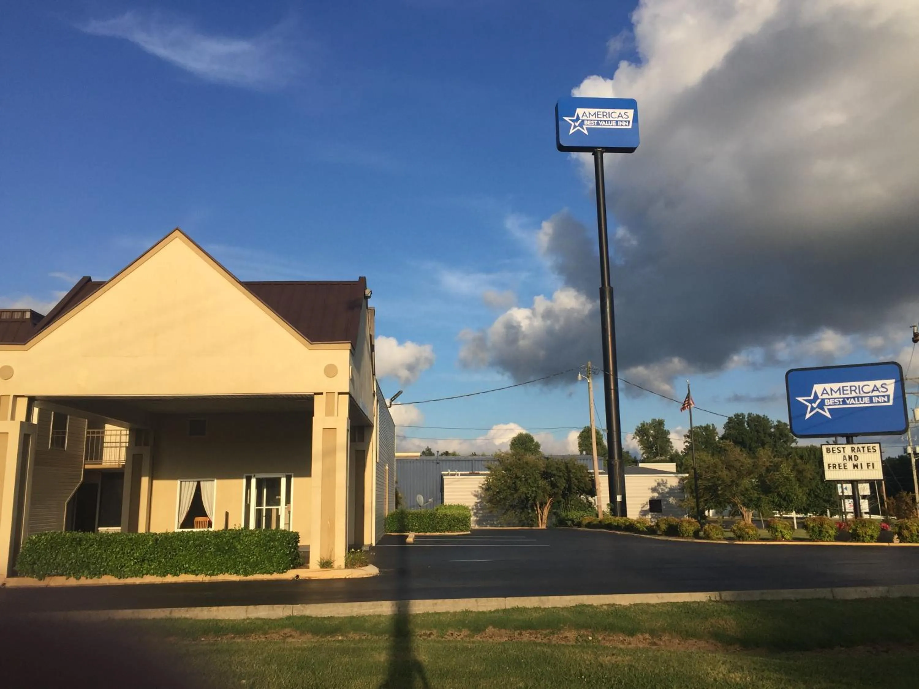 Facade/entrance in Americas Best Value Inn-Manchester