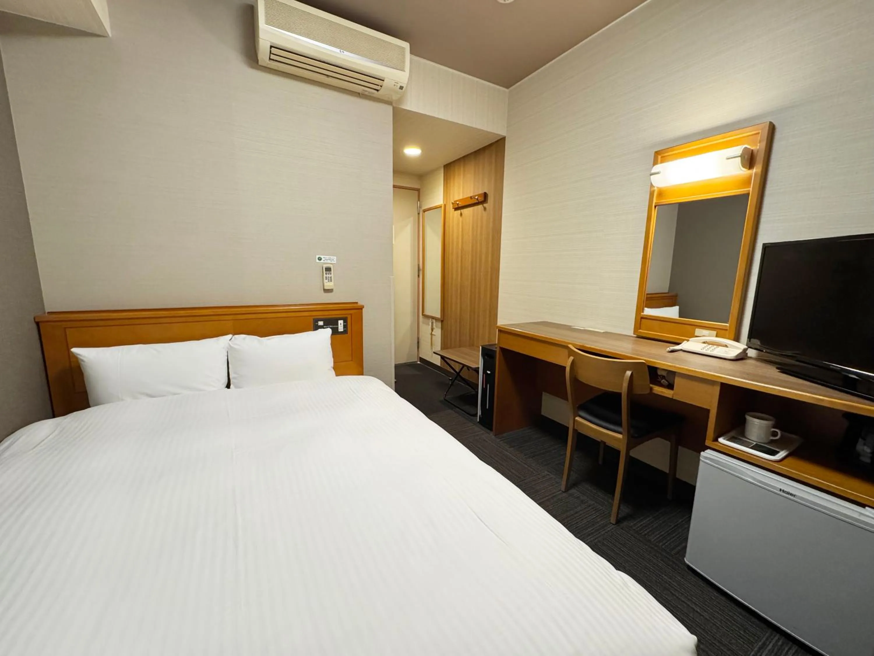 Photo of the whole room, Bed in Hotel Route-Inn Nakatsugawa Inter