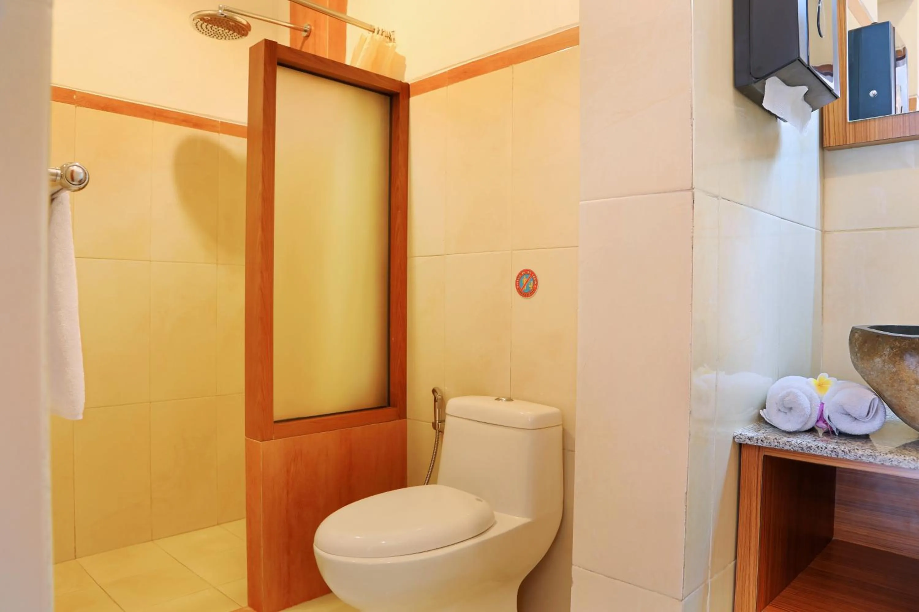 Toilet in Satriya Cottages