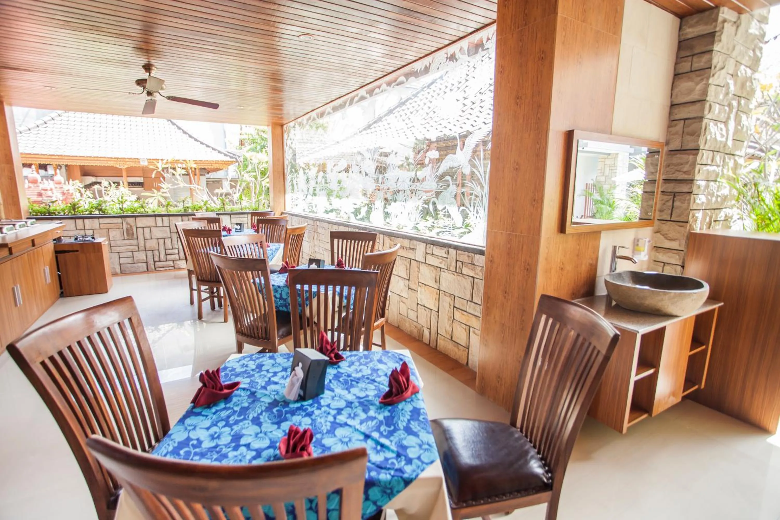 Restaurant/places to eat in Satriya Cottages
