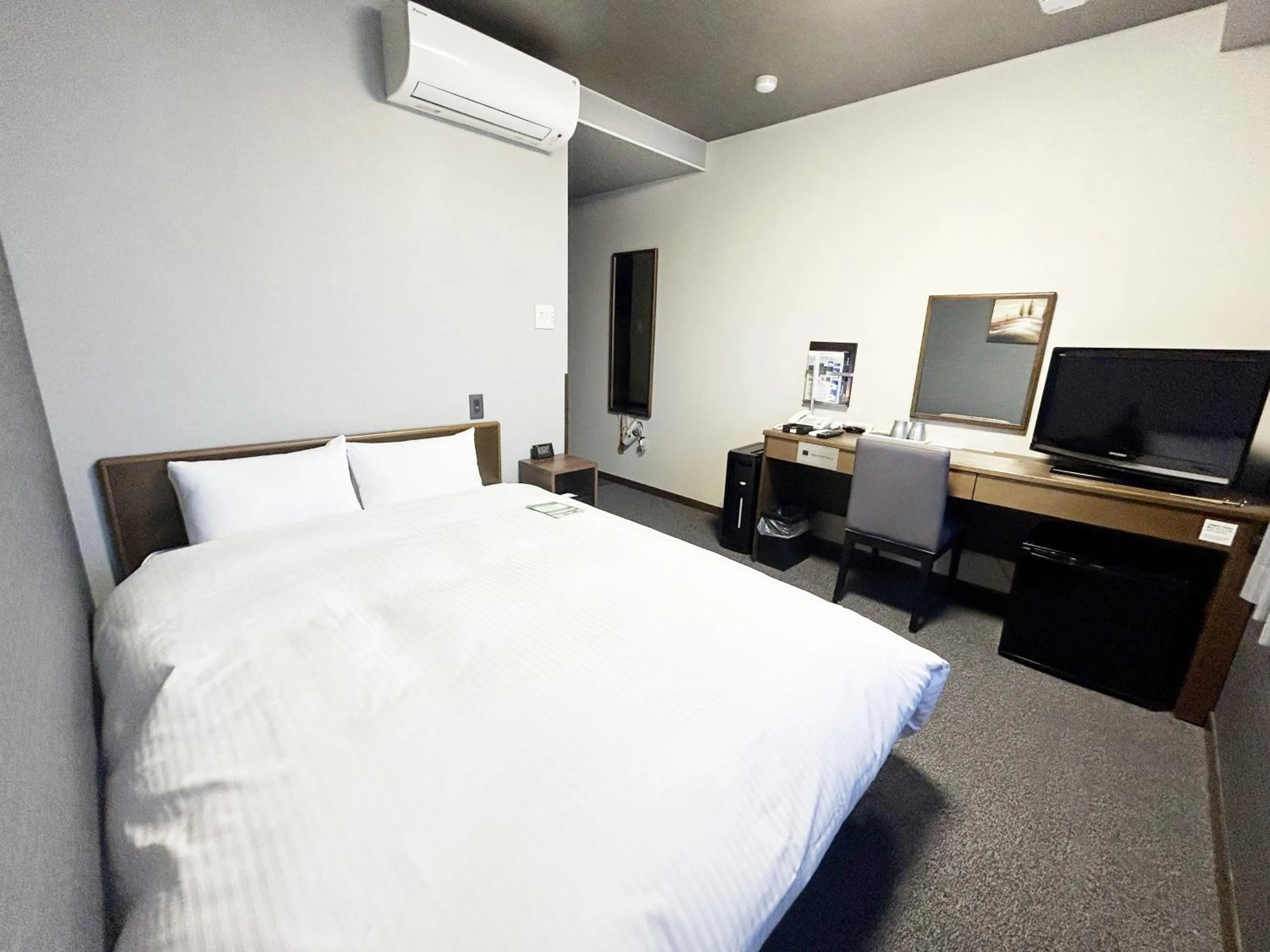 Photo of the whole room, Bed in Hotel Route-Inn Minokamo