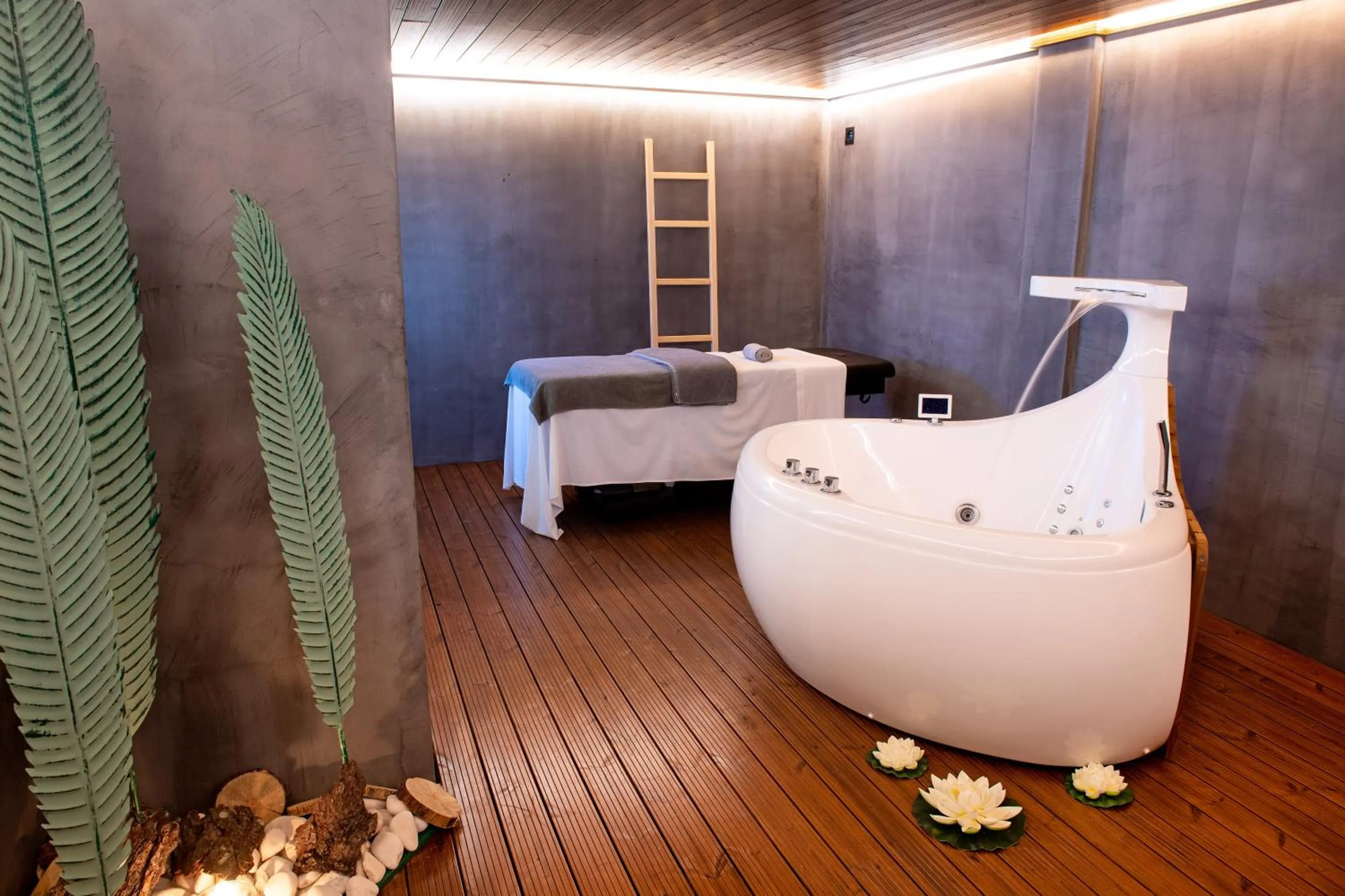 Massage, Bed in Hotel Cristal Vieira Praia & SPA