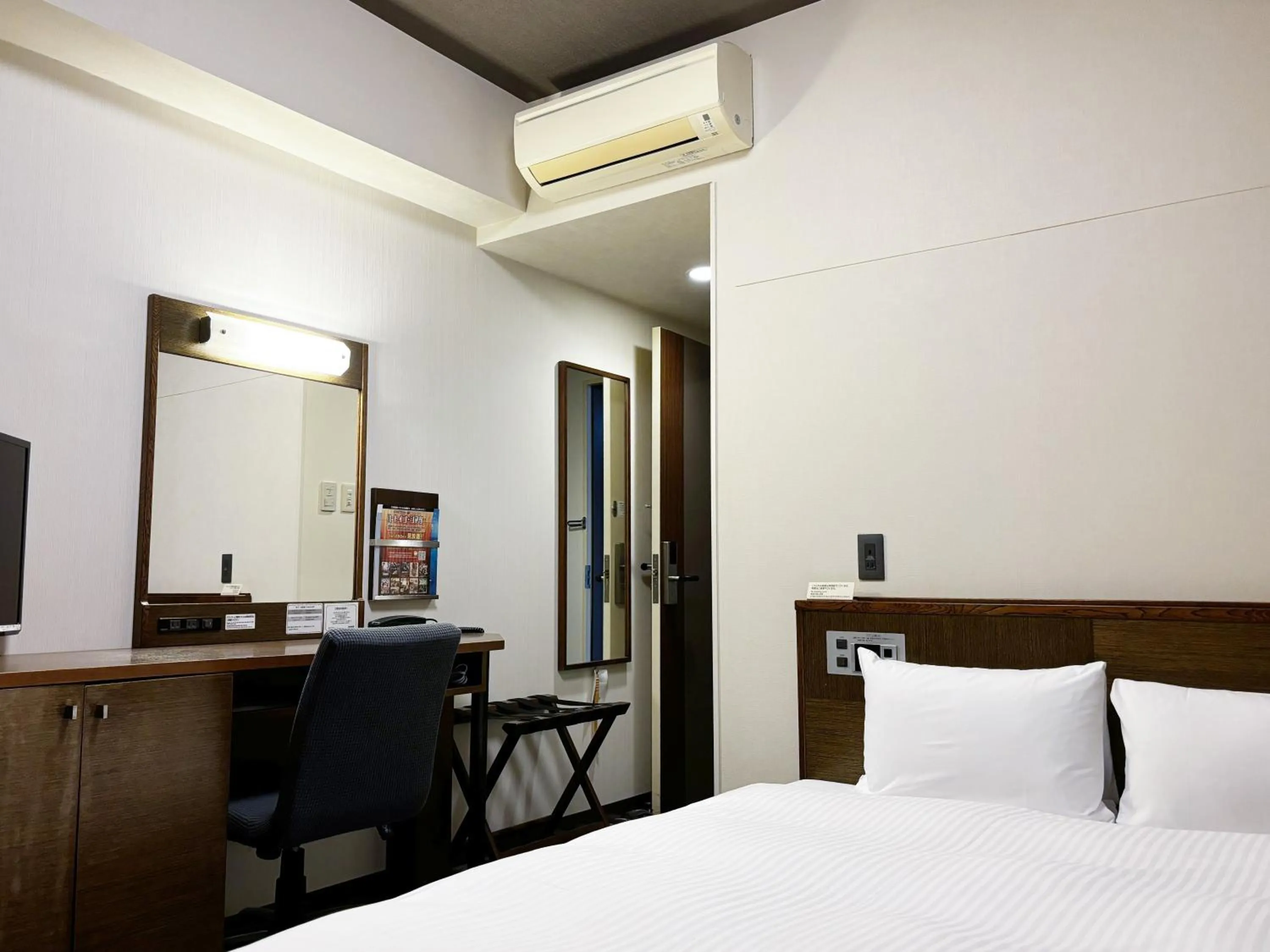 Photo of the whole room, Bed in Hotel Route-Inn Seki