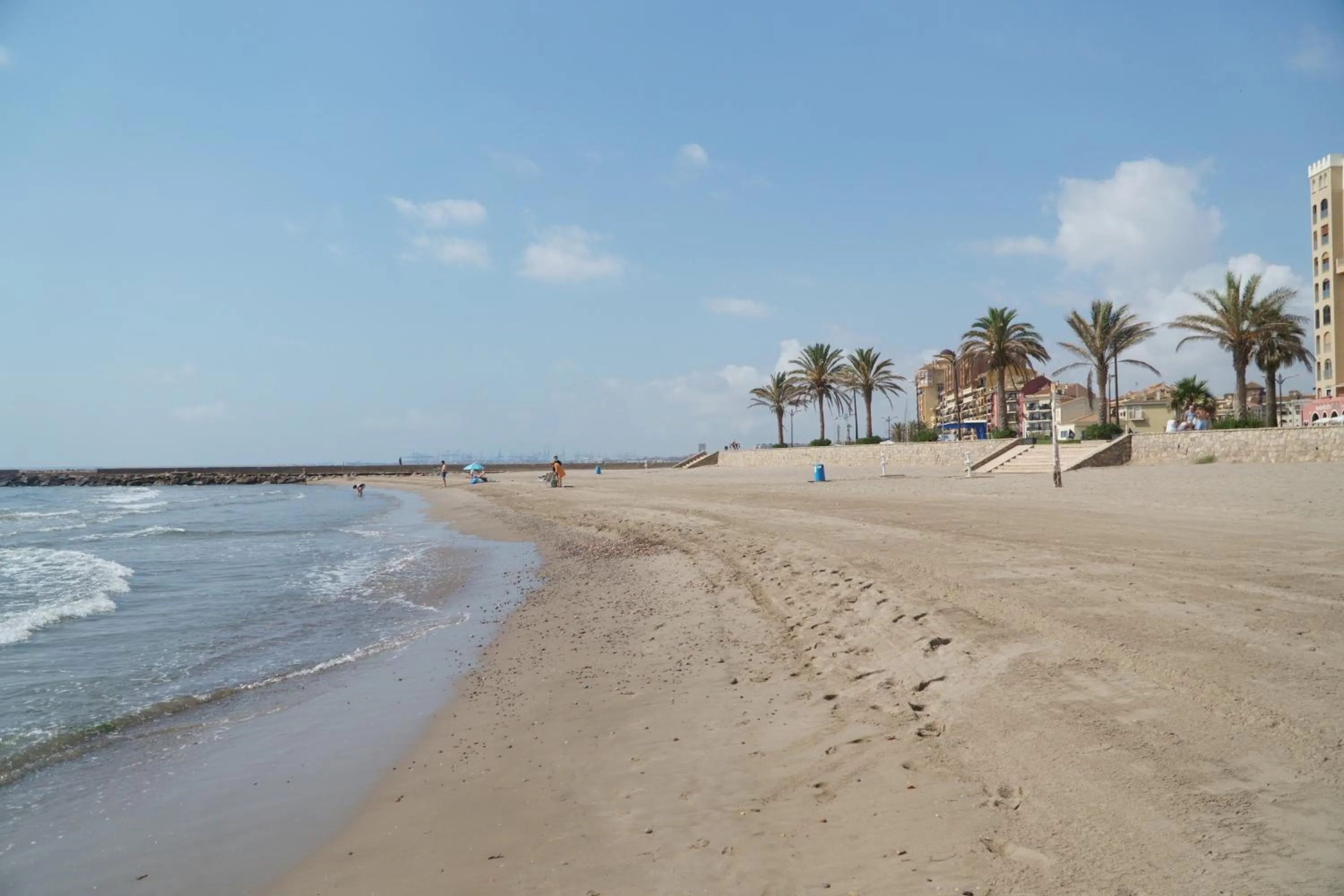 Beach in Sea You Apartamentos Valencia Port Saplaya