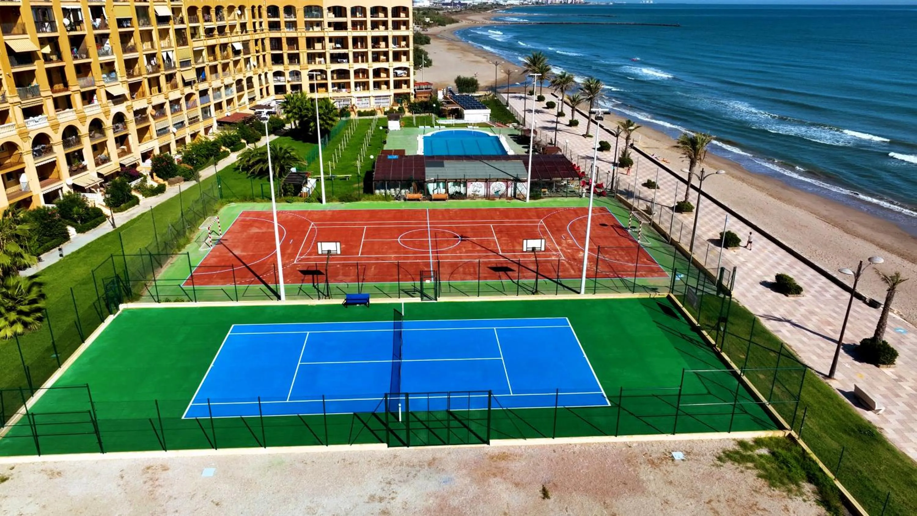 Tennis court in Sea You Apartamentos Valencia Port Saplaya