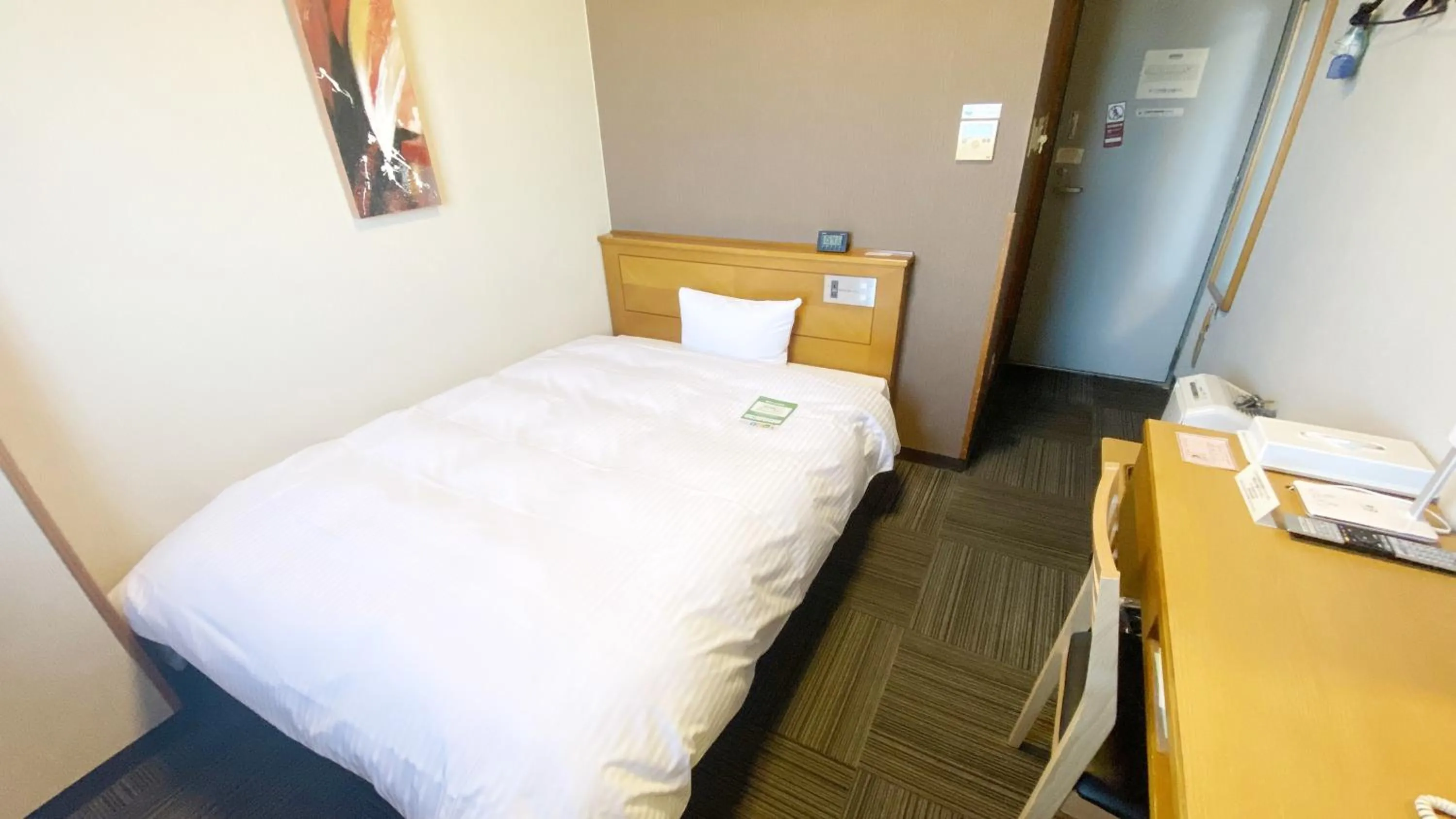 Photo of the whole room, Bed in Hotel Route-Inn Yokkaichi