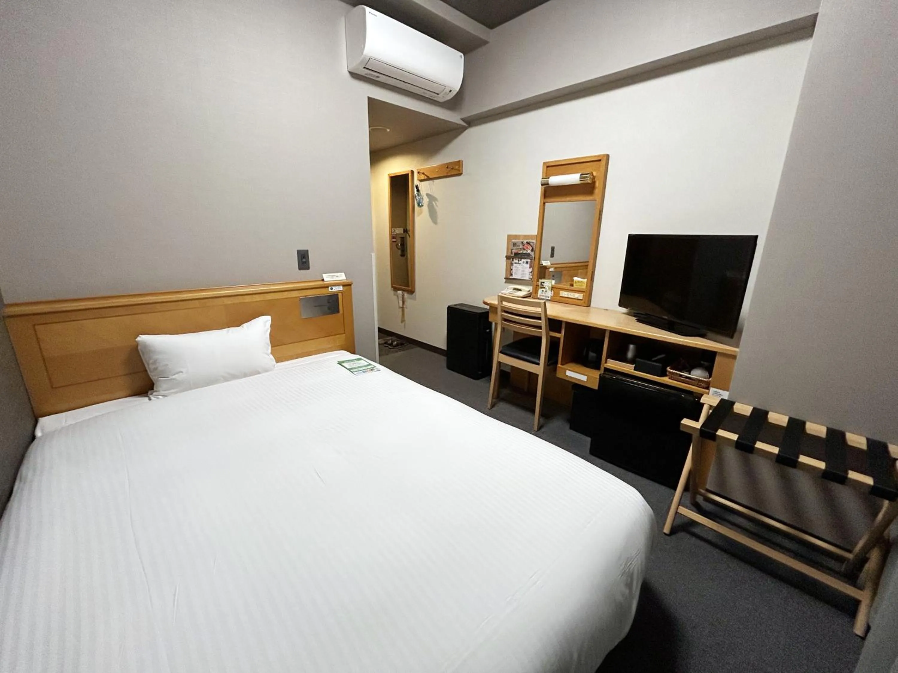 Photo of the whole room, Bed in Hotel Route-Inn Hamanako