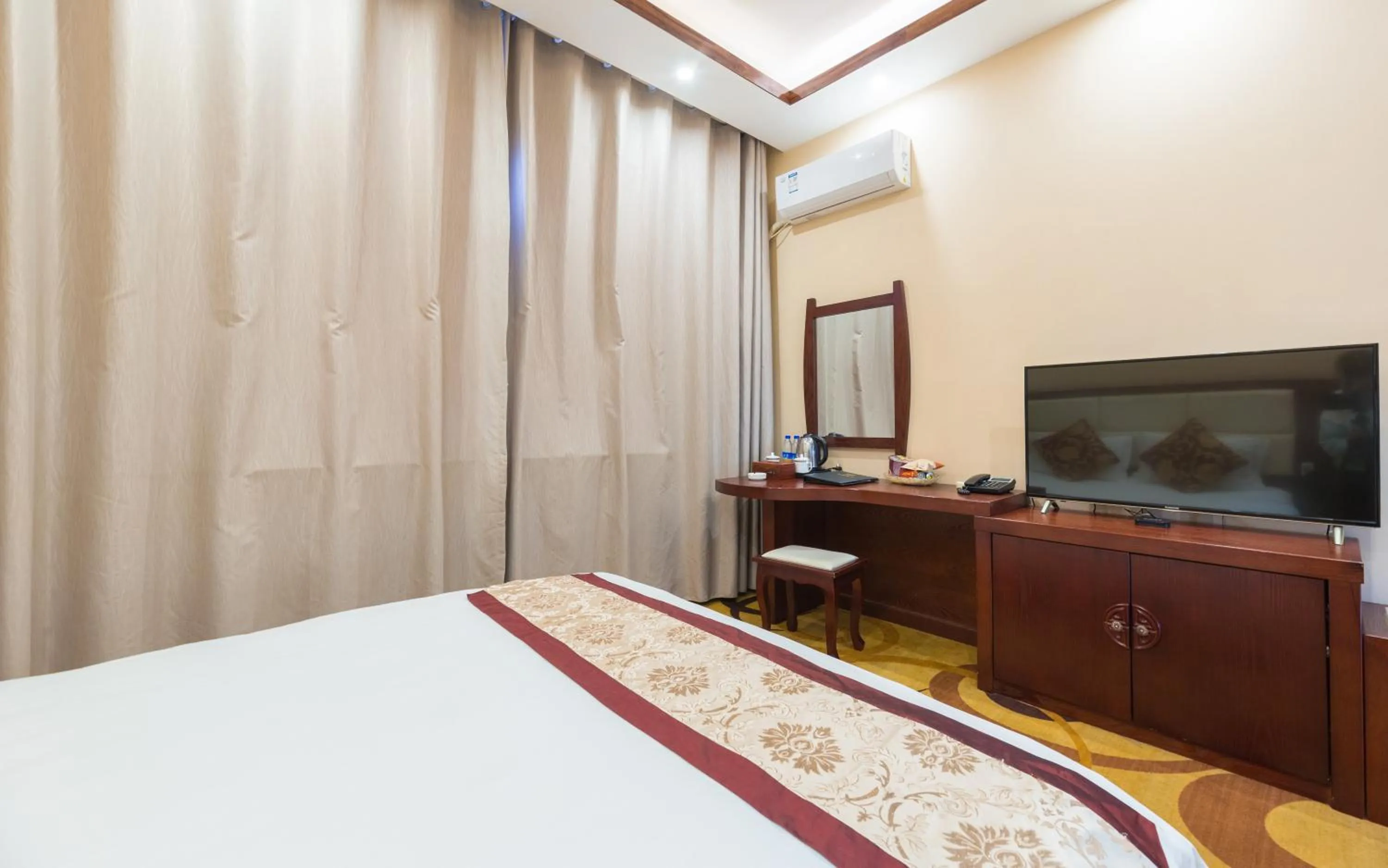 Photo of the whole room, Bed in Binchuan Shuang Long Hotel