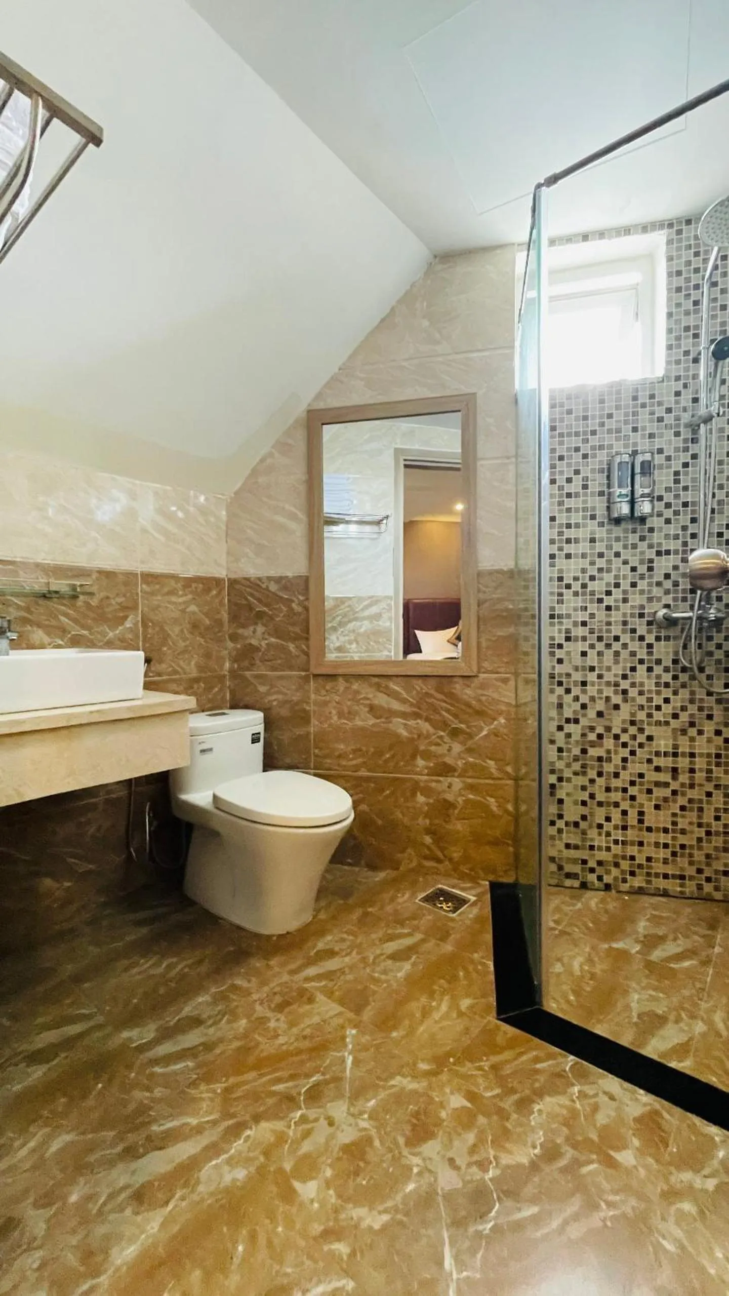 Shower in Pinus Hotel