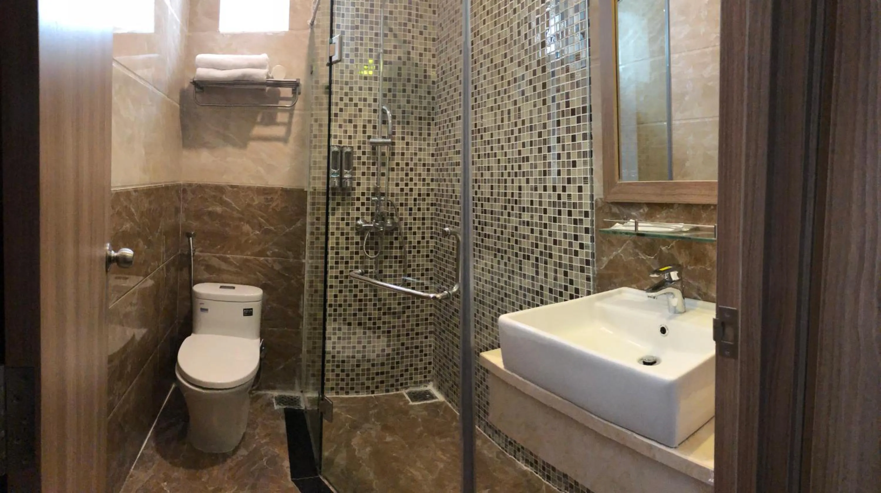 Shower in Pinus Hotel