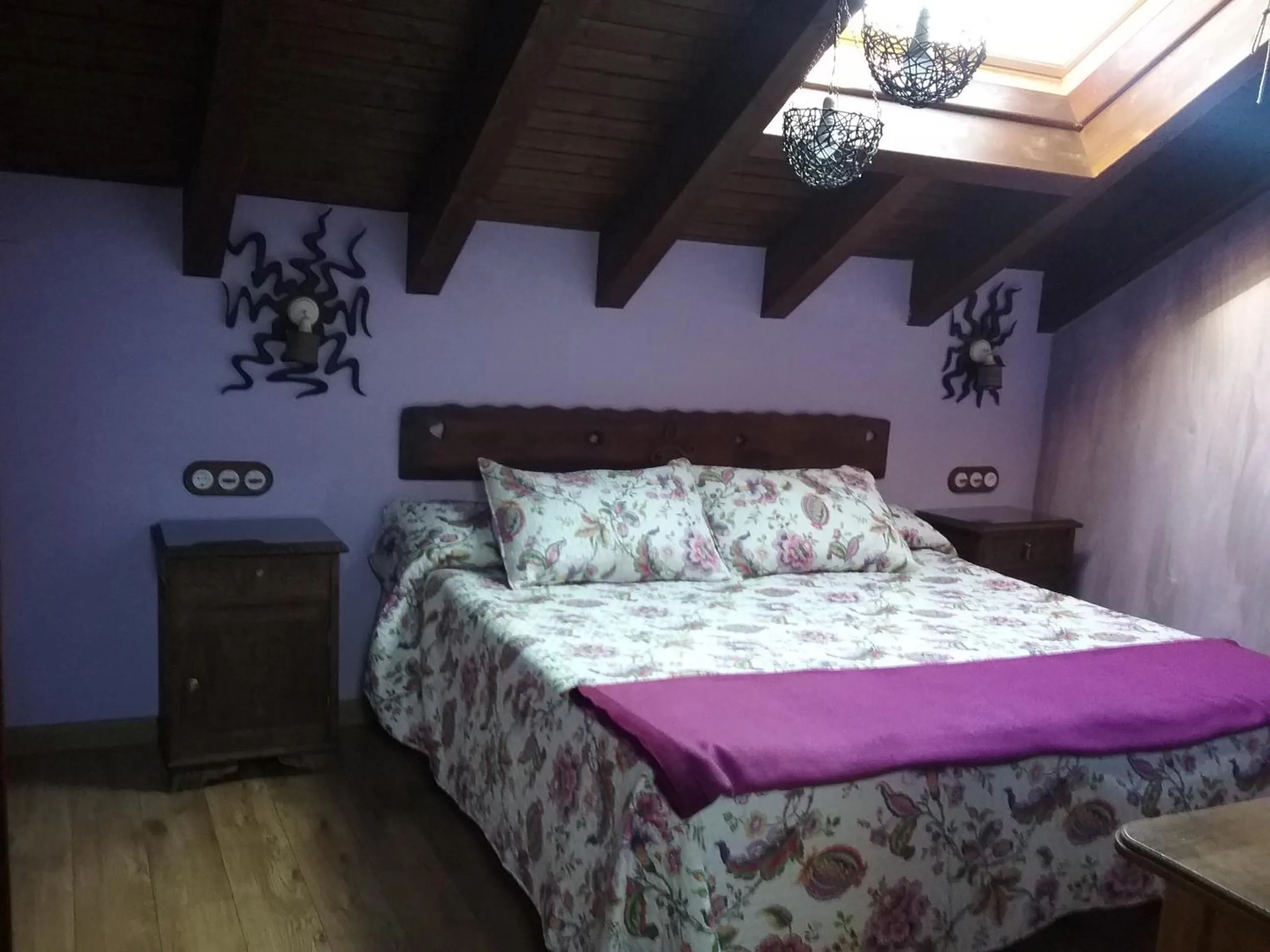 Photo of the whole room, Bed in El Conventu del Asturcon