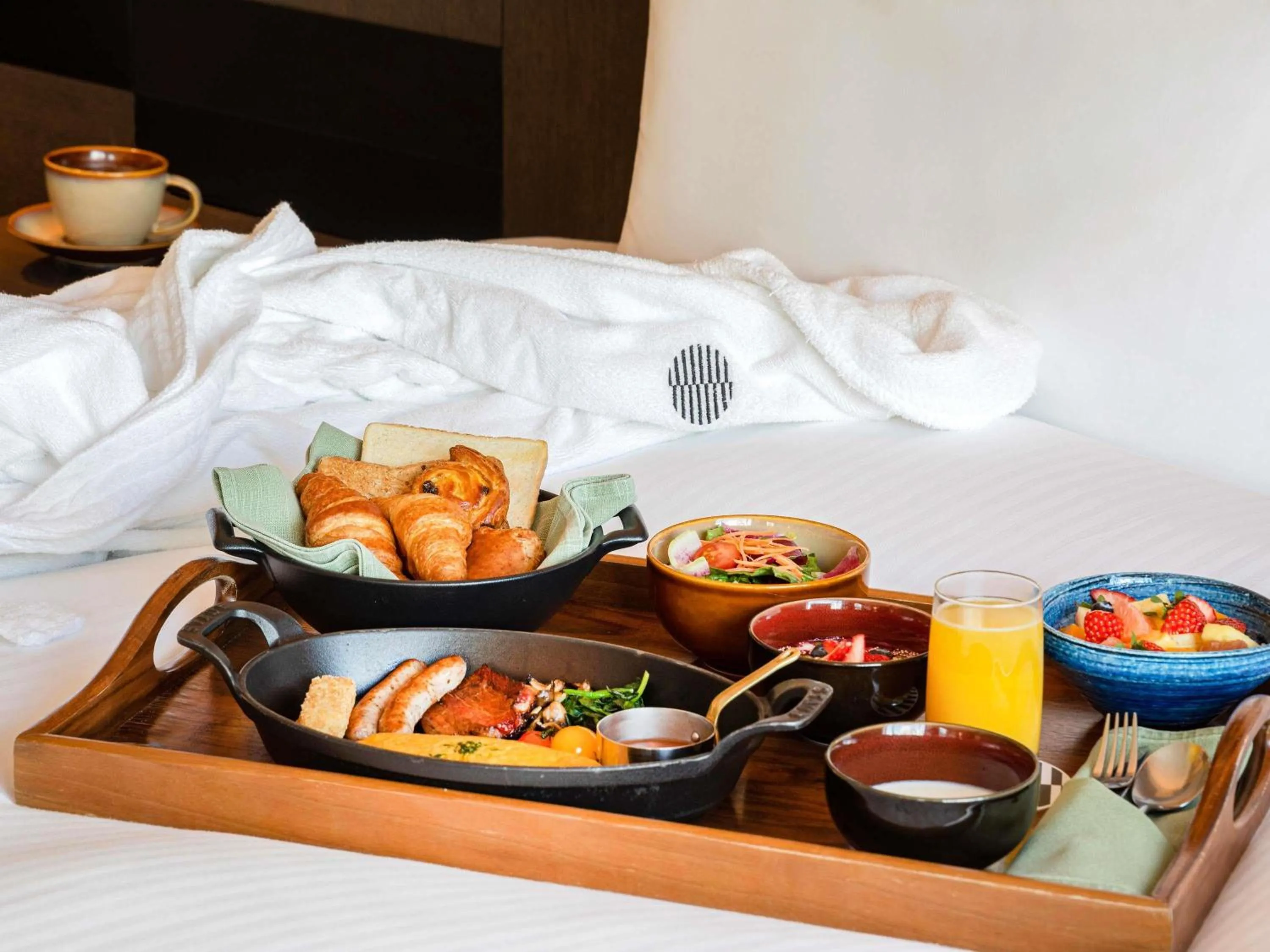 Breakfast, Bed in Pullman Tokyo Tamachi