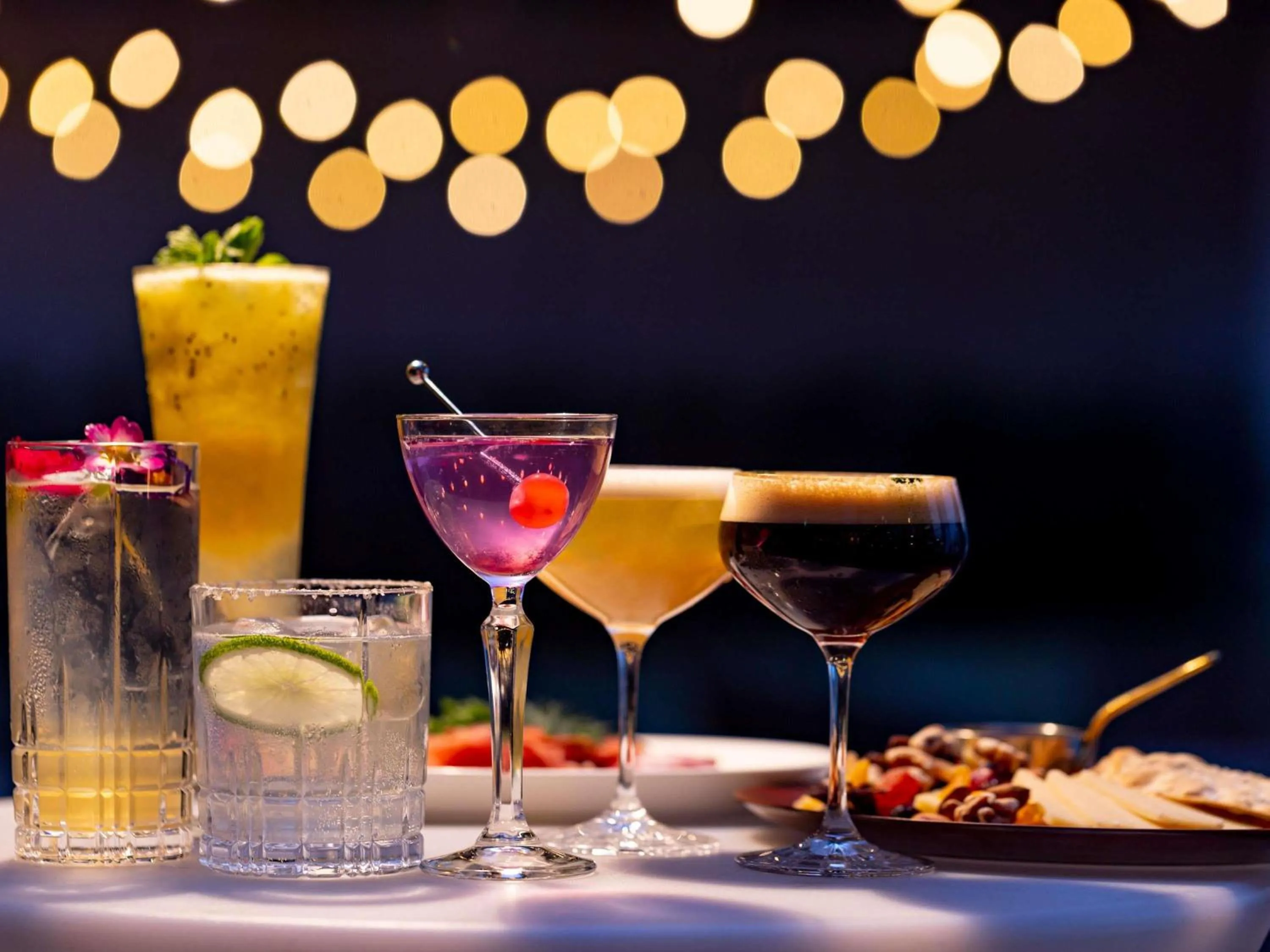 Lounge or bar in Pullman Tokyo Tamachi