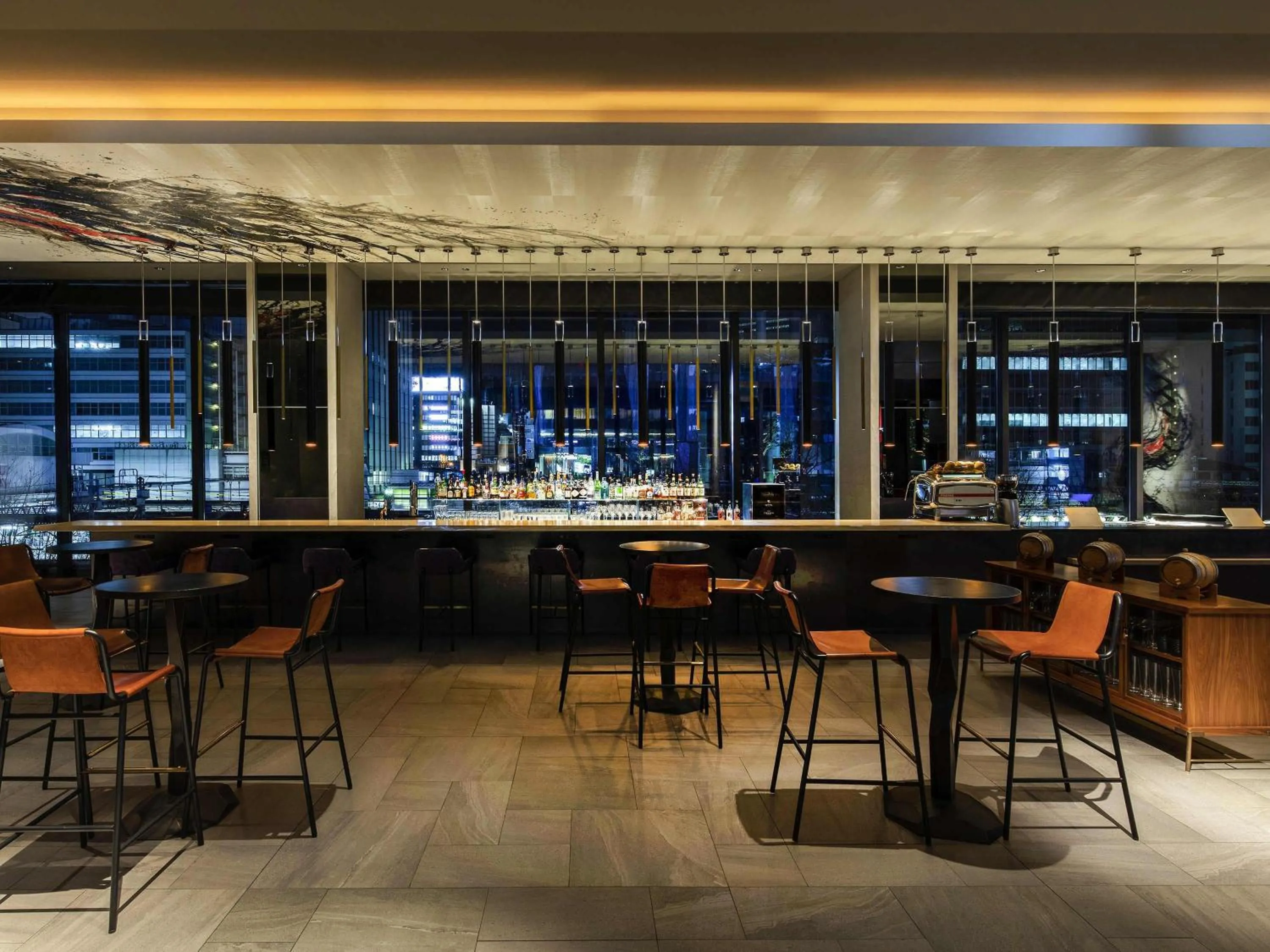 Lounge or bar in Pullman Tokyo Tamachi